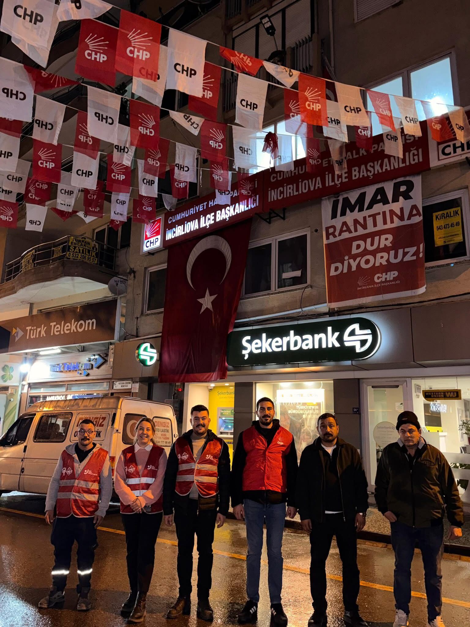 CHP’den AK Parti’ye bayrak tepkisi! İlçelerde bayrak asma çalışması yapıldı