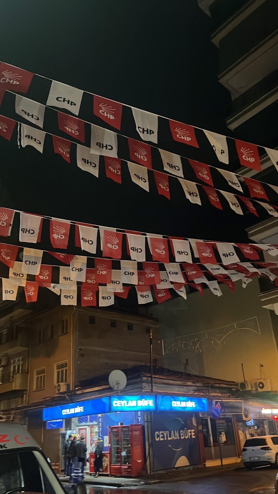 CHP’den AK Parti’ye bayrak tepkisi! İlçelerde bayrak asma çalışması yapıldı