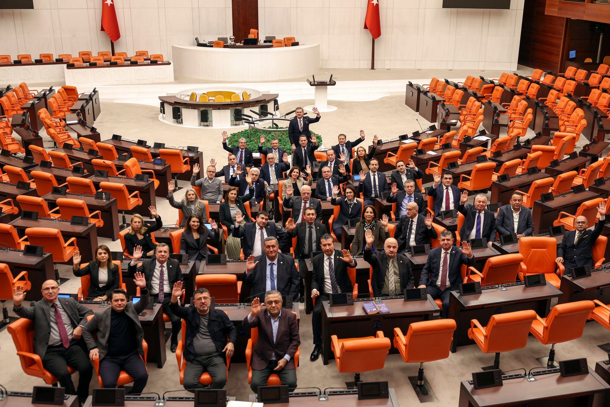 Chpli Karakoz Mecliste Nobet Tutuyor Emeklinin Boynunu Buktuler Onur Erkin 629248 4Ed26A8D721Cbd07707F6451157C1Db2