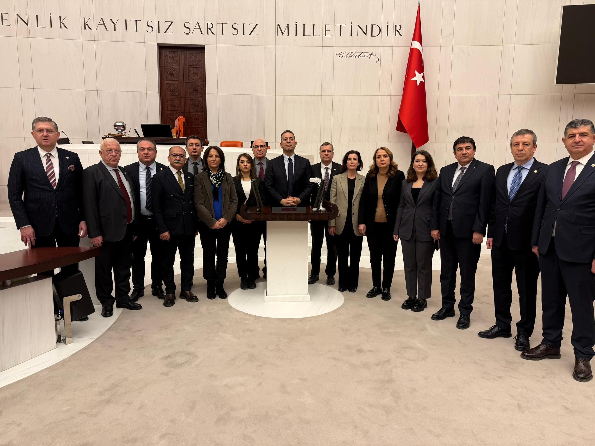 Chpli Karakoz Mecliste Nobet Tutuyor Emeklinin Boynunu Buktuler Onur Erkin 629248 9567F8Ca7745242767Ab78285D7C1484