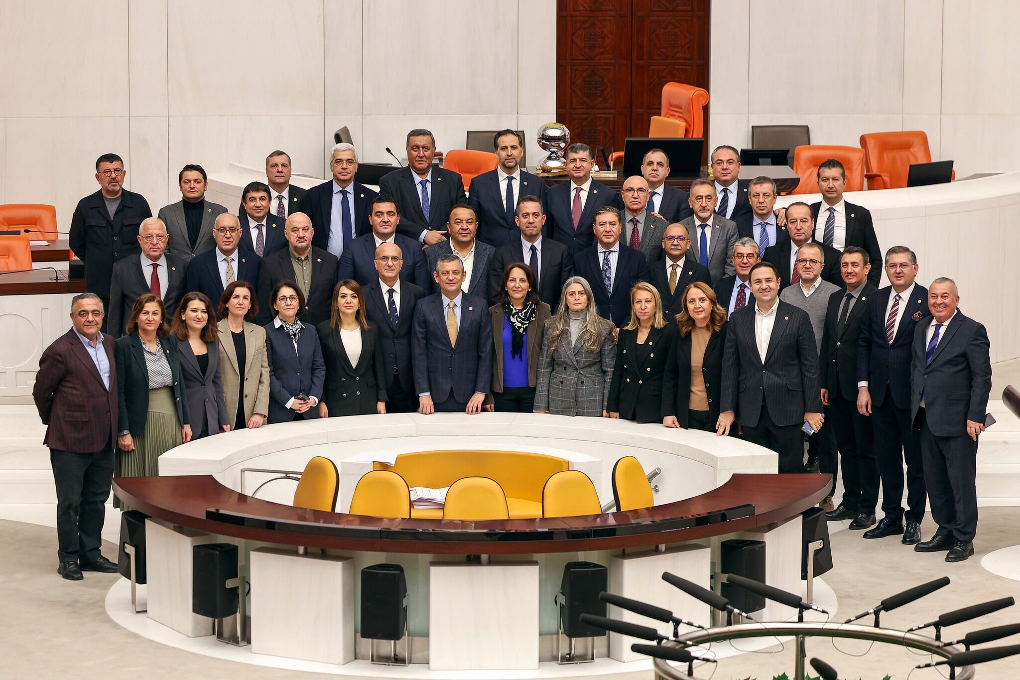 Chpli Karakoz Mecliste Nobet Tutuyor Emeklinin Boynunu Buktuler Onur Erkin 629248 B6D8F80Caed1236Cbff3Ca24134D0Bb0