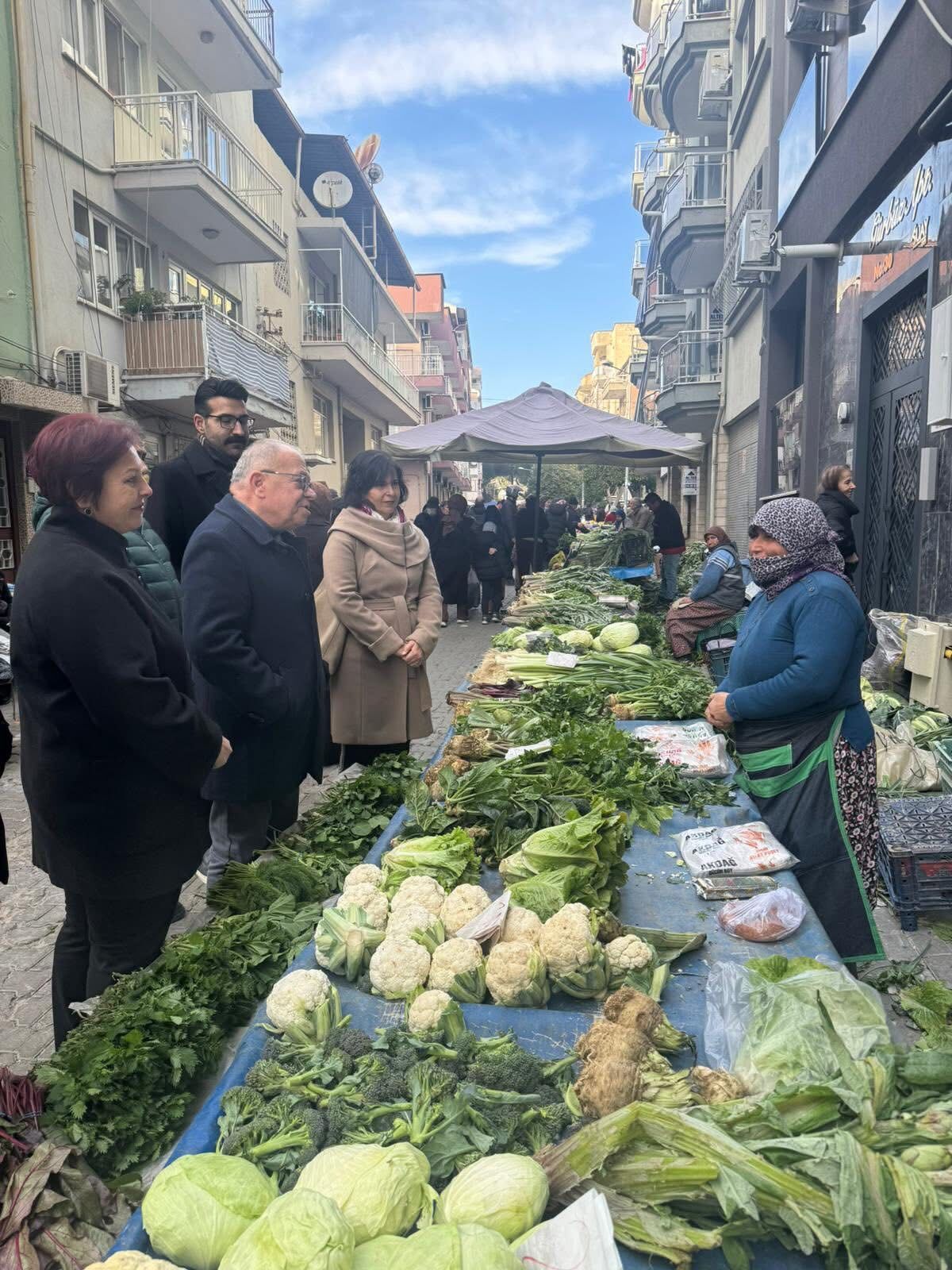 CHP’li Saatçı pazarda vatandaşın sesini dinledi