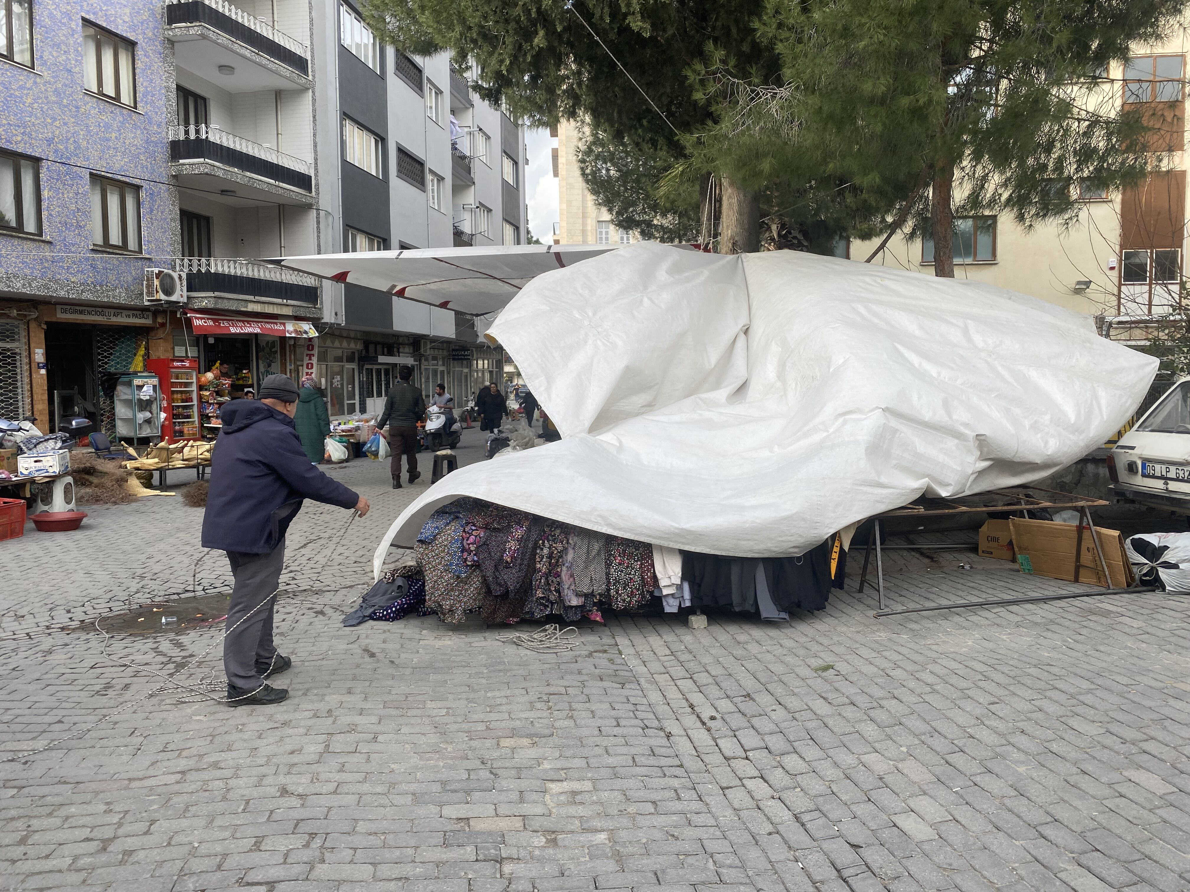 Cine Semt Pazarinda Ruzgar Cilesi Esnaf Ve Musteriler Zor Anlar Yasadi 634419 31D383D39A8443Ff7F679D86B5Dfd542