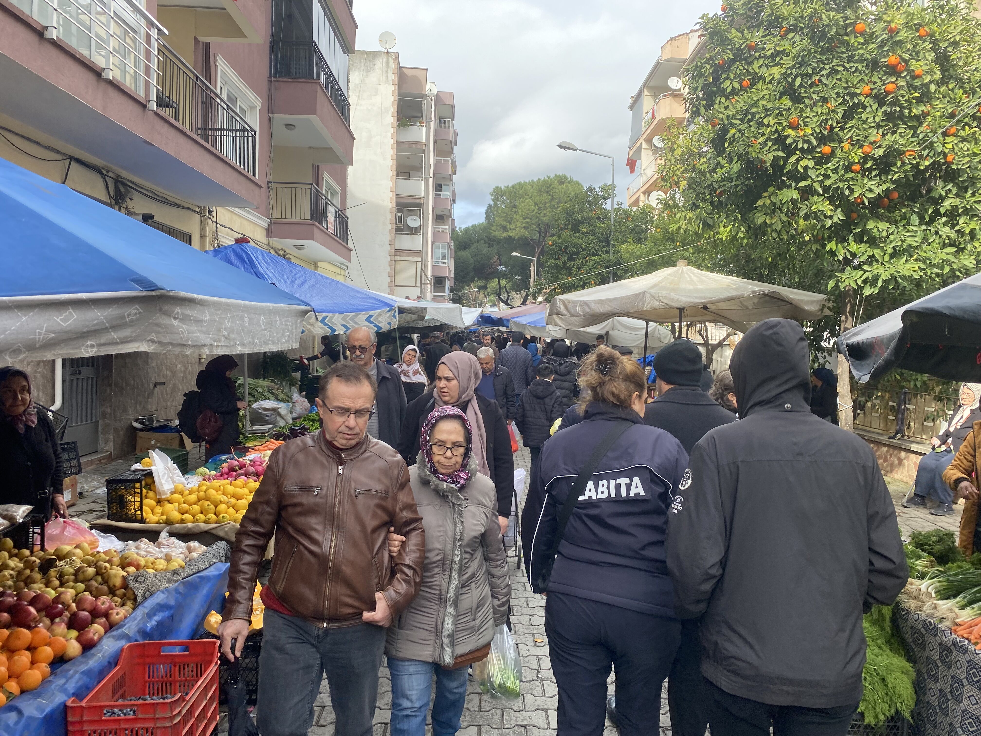 Aydın'da dinen yağmurun ardından pazara akın ettiler