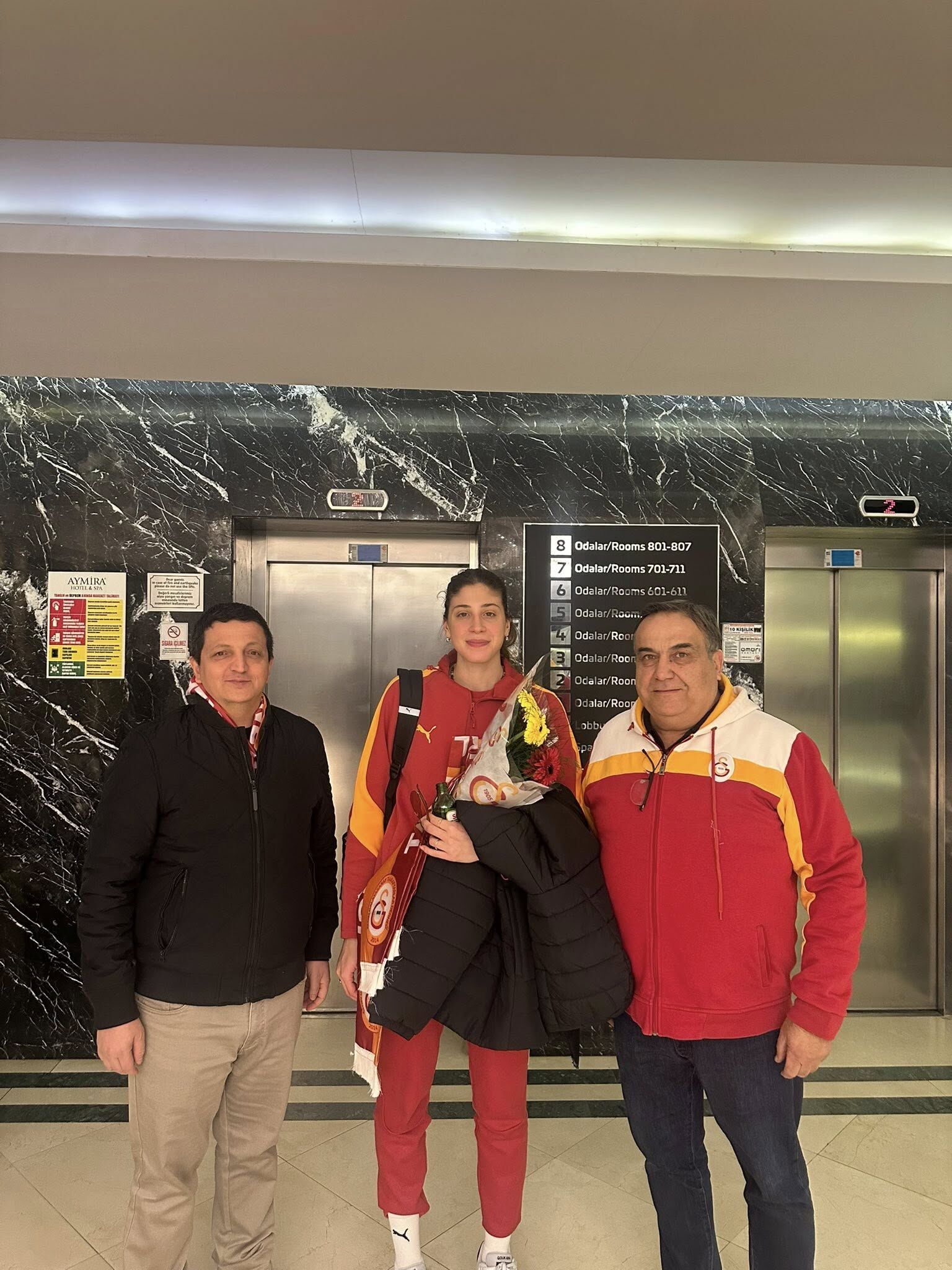 Galatasarayin Sultanlari Aydinda Coskuyla Karsilandi Sari Kirmizililara Aydindan Cicekli Karsilama 627300 Dc9023E07627234Ee88668Bf9D1E5E4A