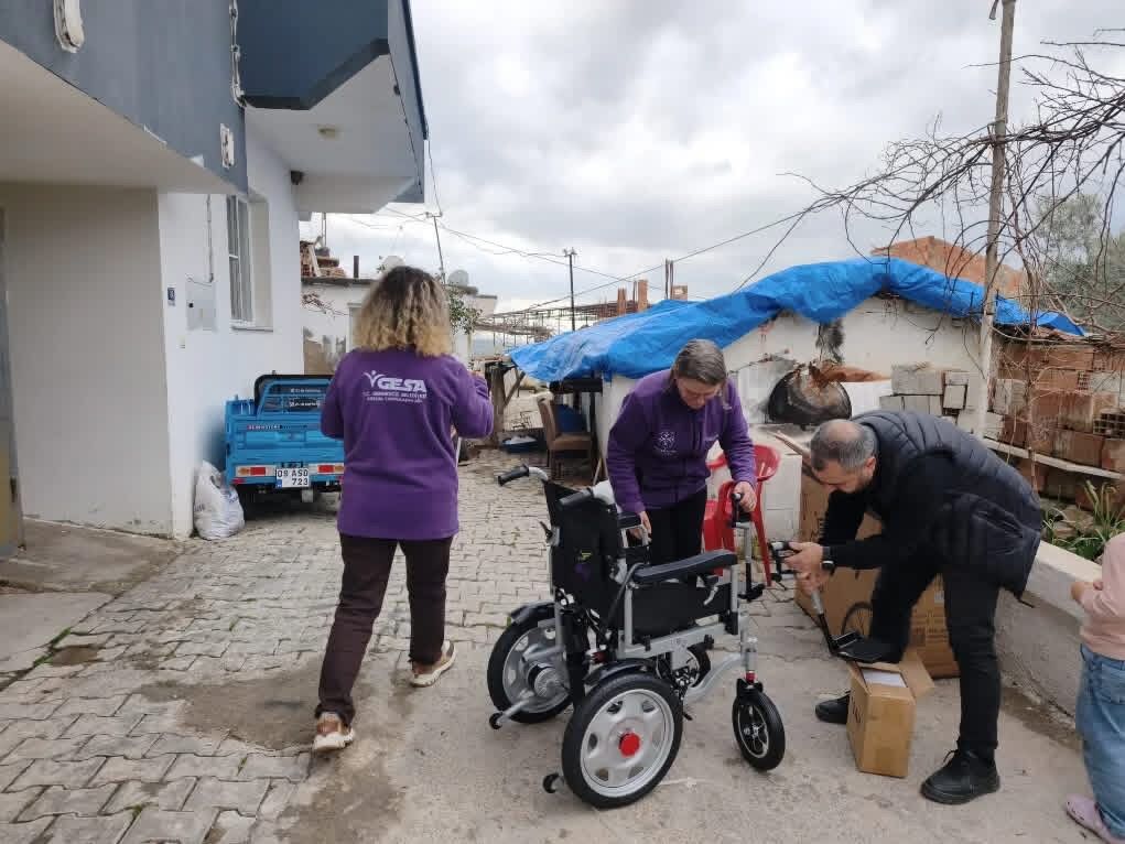 Germencikte Anlamli Bagis Akulu Sandalye Ihtiyaci Olan Vatandasa Ulastirildi 633537 Aea81F3C95327968C05C92C37Ef568Bd