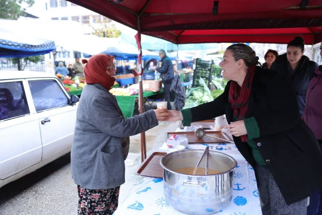 İncirliova Belediyesi pazar esnafına çorba ikram etti