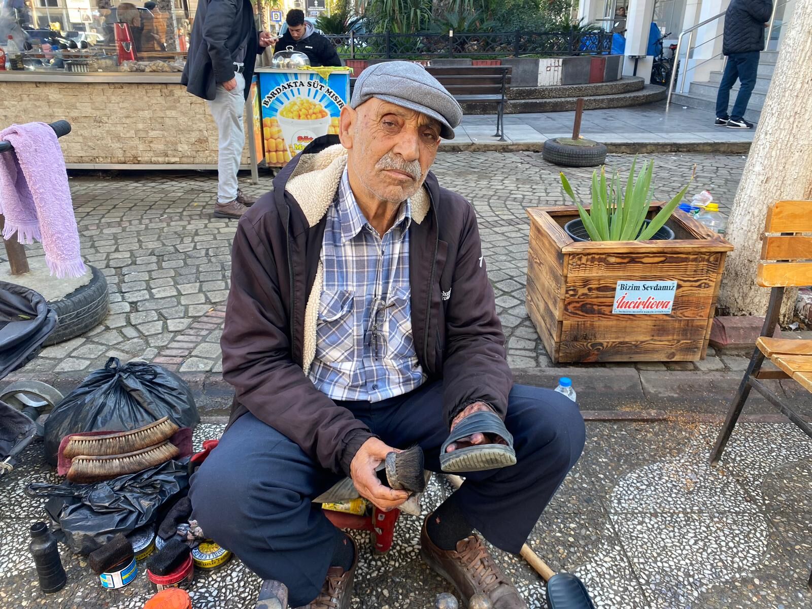 Incirliovanin Sevilen Ayakkabi Boyacisi 76 Yasindaki Aydogdulunun Zorluklara Ragmen Verdigi Mucadele Goz Dolduruyor 625652 6136D5Fb10F6732B951A7898670B1Fdd