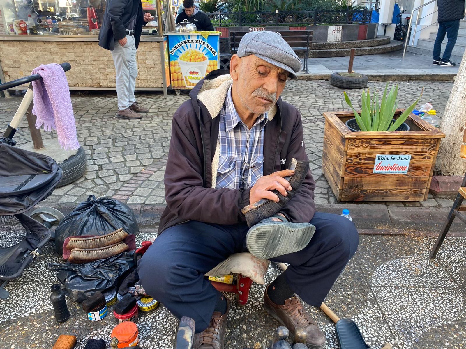 Incirliovanin Sevilen Ayakkabi Boyacisi 76 Yasindaki Aydogdulunun Zorluklara Ragmen Verdigi Mucadele Goz Dolduruyor 625652 84B2F2Fcf7C07B947A768Dd80B30A1Ed