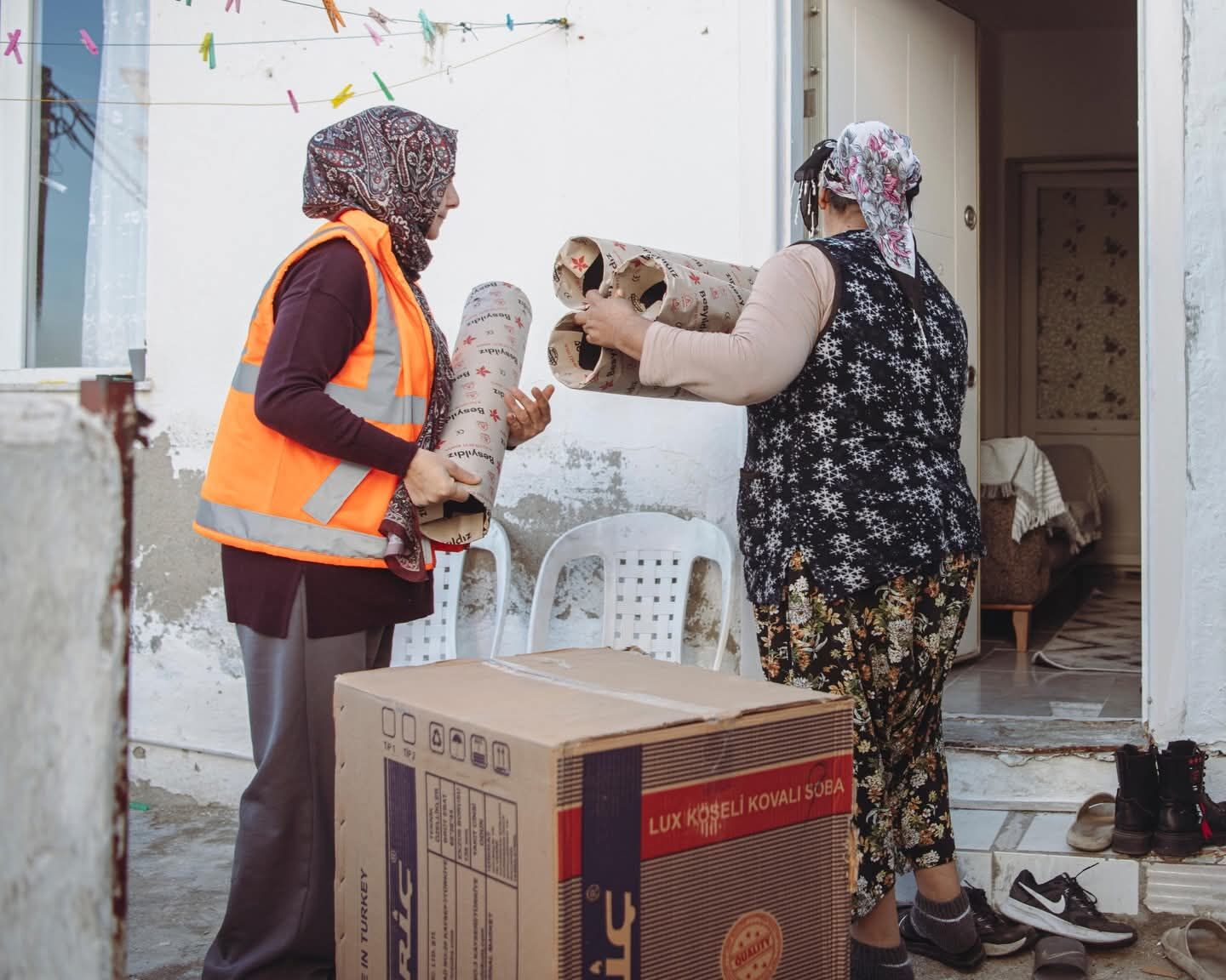 Kusadasi Belediyesi Soguk Kis Aylarinda Yuvalari Isitiyor Kusadasi Belediyesinin Soba Yardimi Basladi 627303 5D3D3B7E0C9D121E2De56Fe94B7C10F6