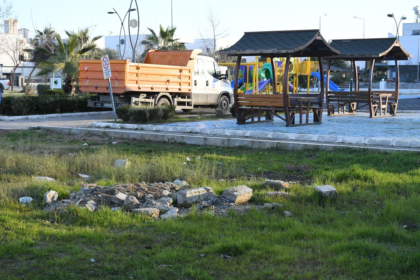 Kusadasi Belediyesinden Bakim Hamlesi Uzun Suredir Ihmal Edilen Parklar Yenileniyor 632009 C9D289Bacee3Ffc8E2E459F36Bc679F8