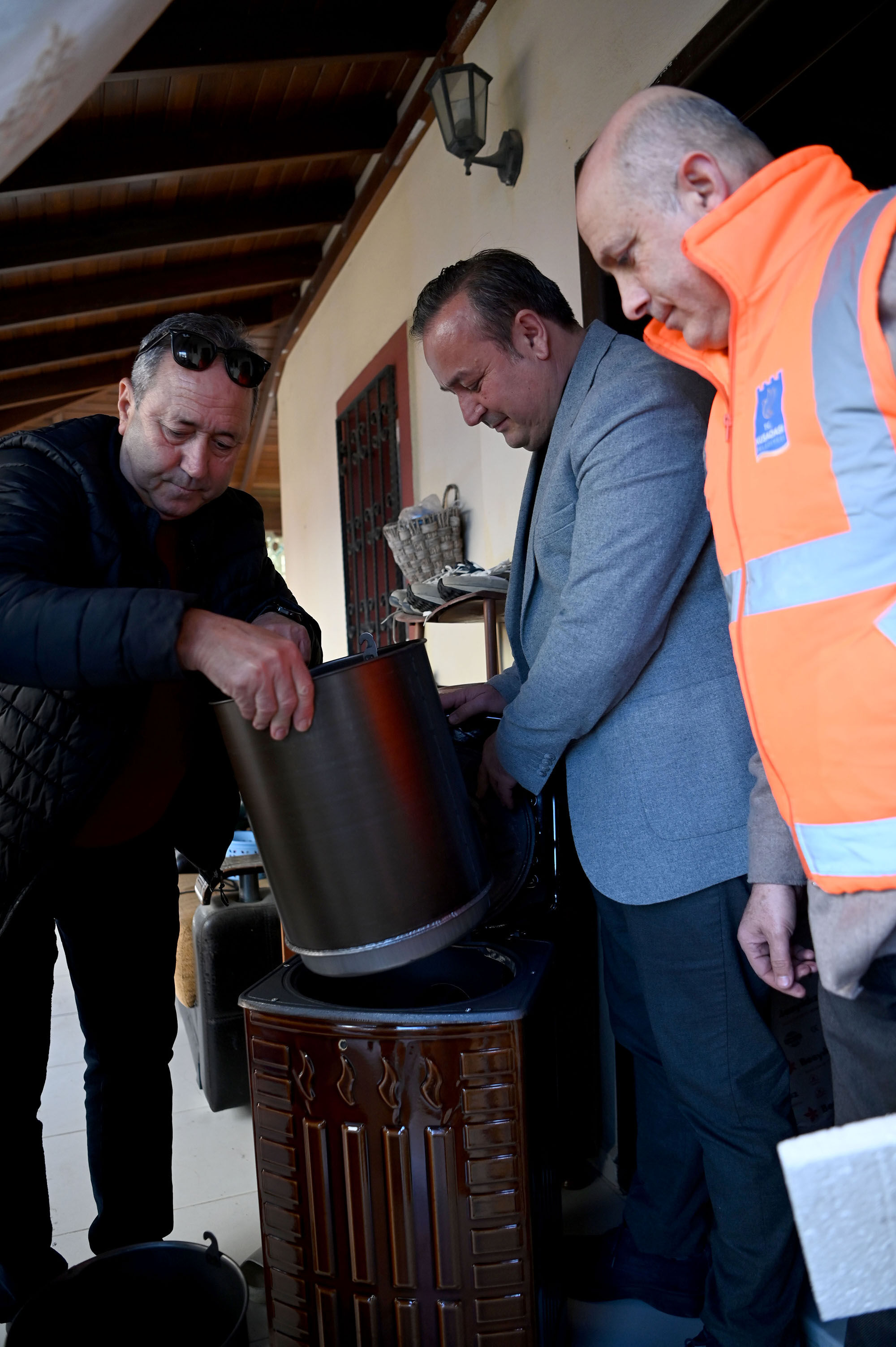 Kusadasinda Evler Ve Yurekler Dayanisma Ile Isiniyor 630015 B966A1Bee86A964Fa996292B8D0A9917