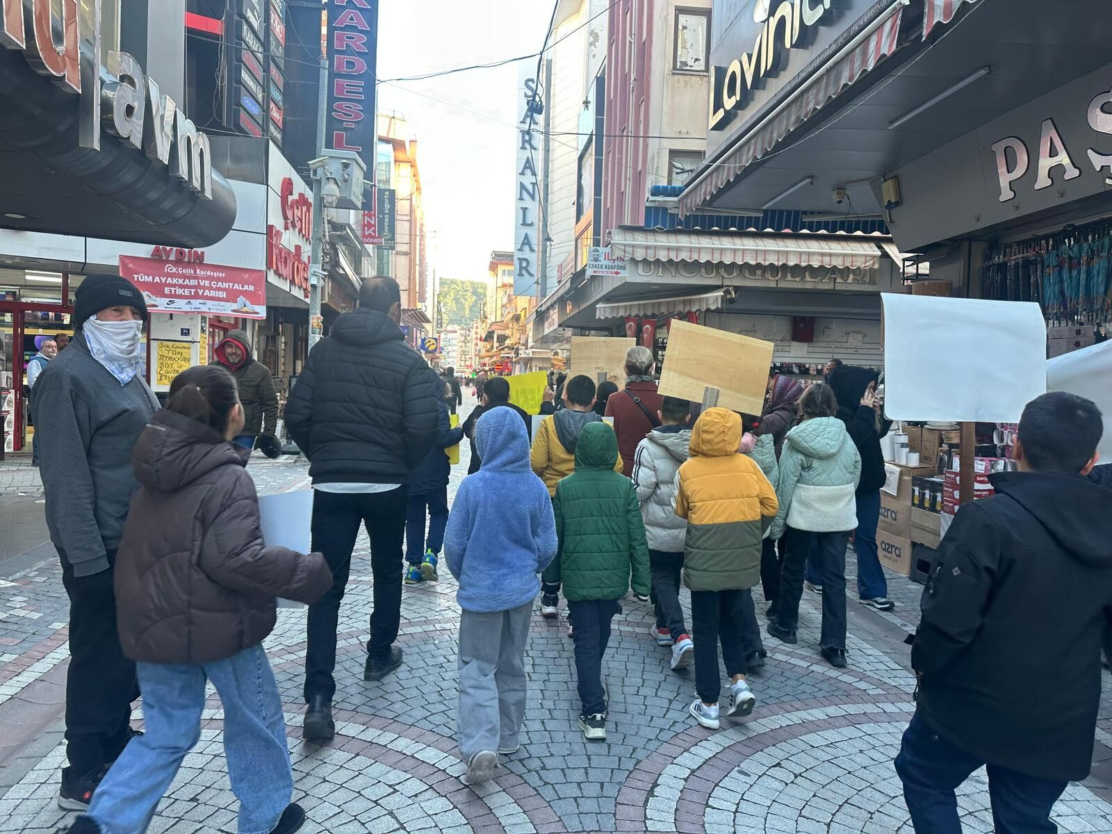 Öğrenciler Aydın’da esnafı selamladı