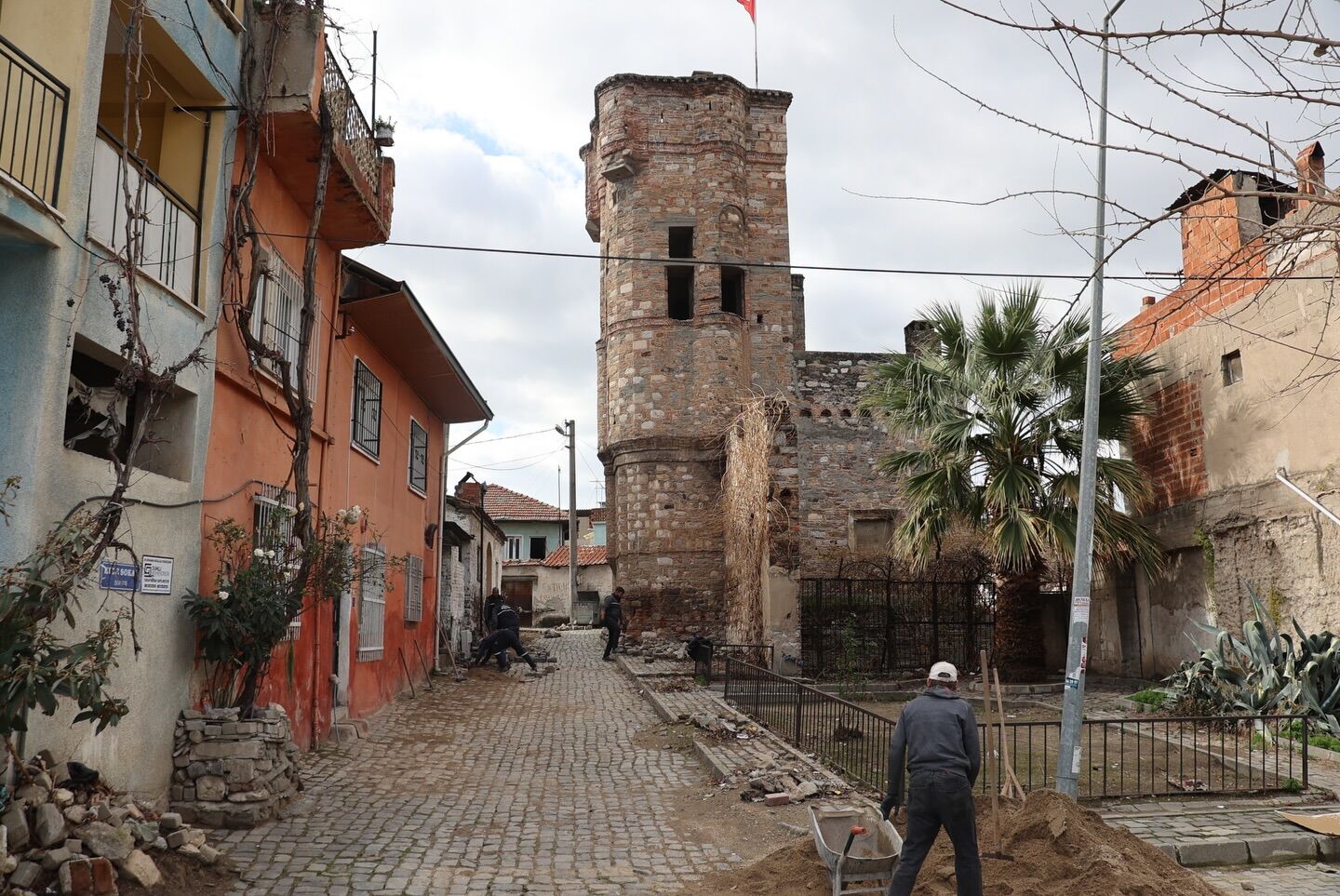 Tarihi Kulenin Sokagi Yeniden Faaliyete Gececek Baskan Arici Yol Calismalarini Yerinde Inceledi 629038 E6467E1Ec58Ab48A024E1792Fe1C037E