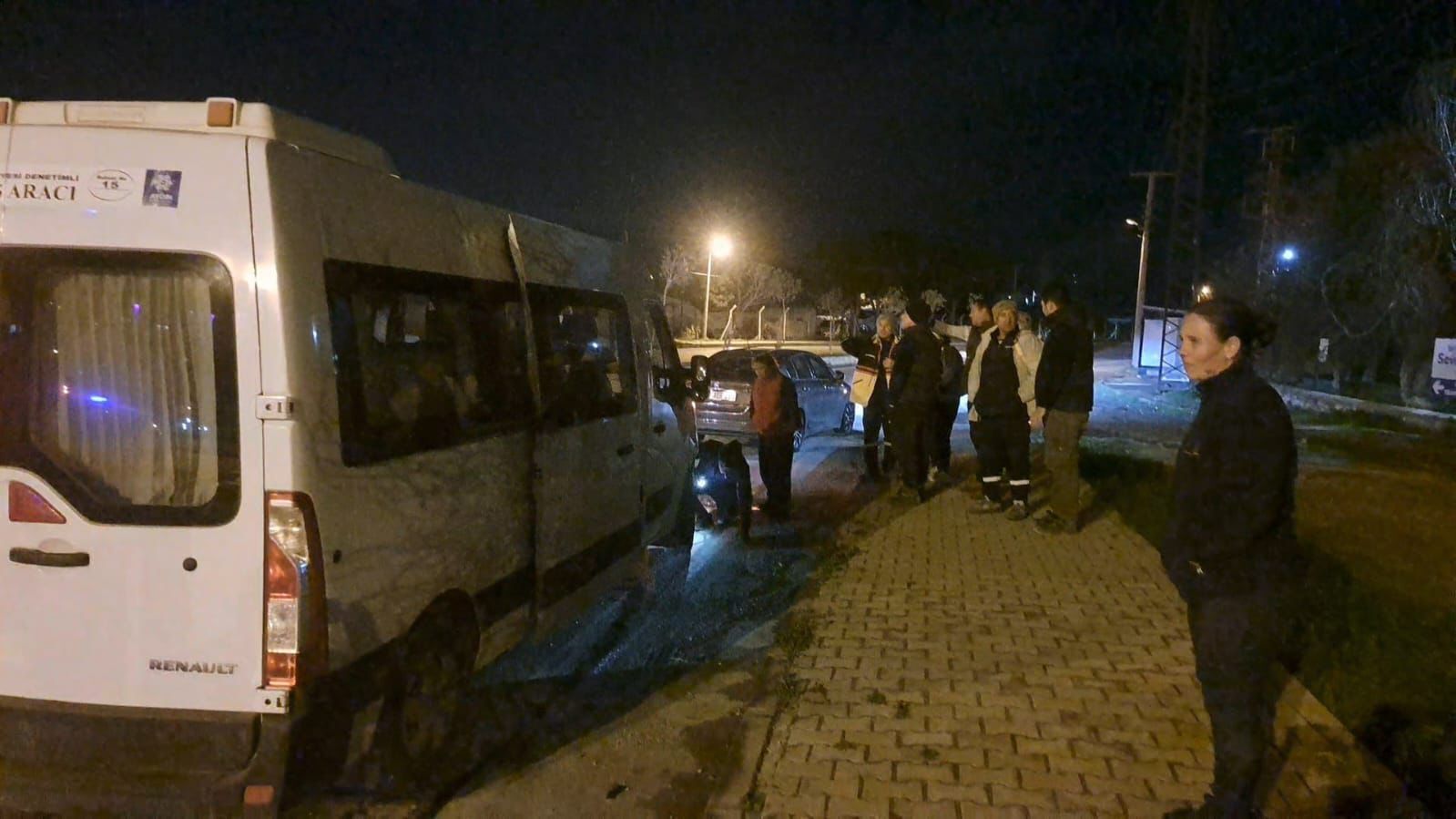 Aydın’da 2026’nın ilk kazası panik yarattı: 16 kişinin bulunduğu servis otomobille çarpıştı