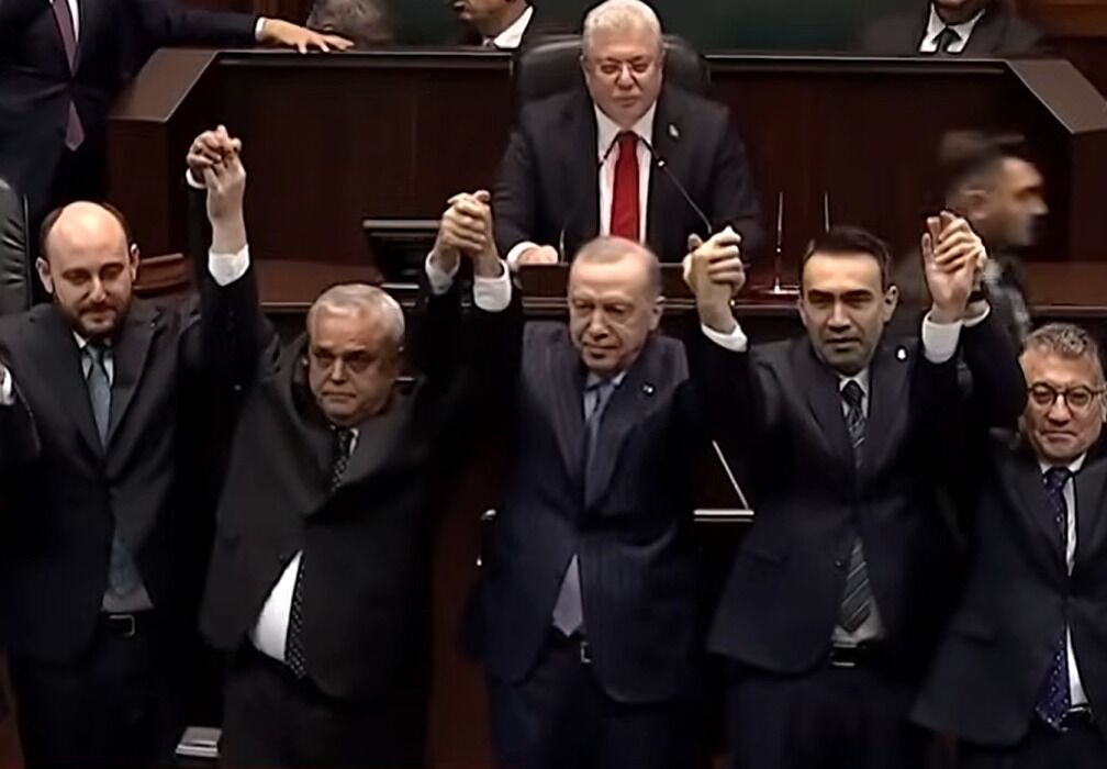 Partilerinden istifa eden 3 milletvekili AK Parti saflarına katıldı