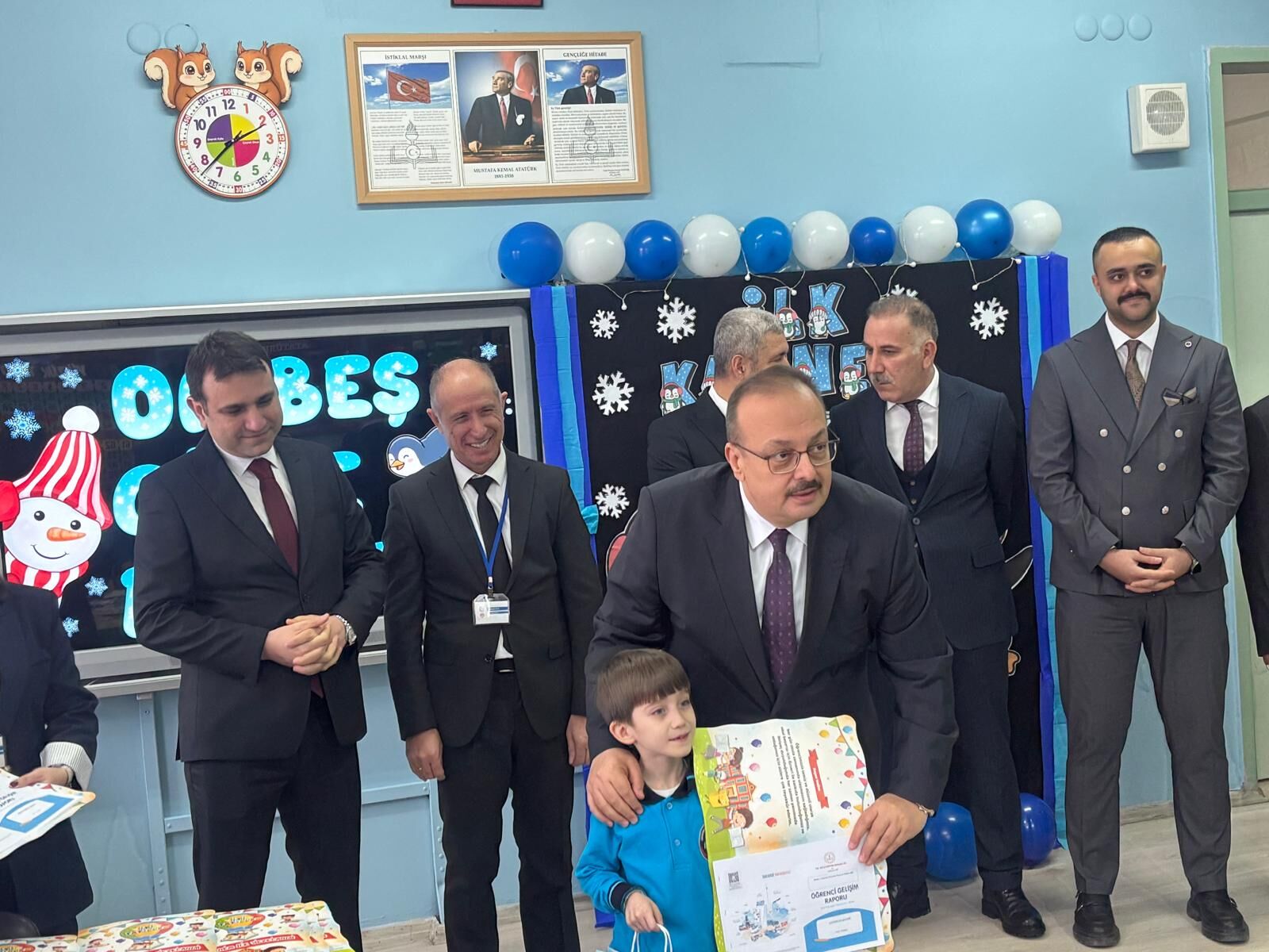 Aydın’da karne sevinci: Vali Canbolat minik öğrencilerle bir arada