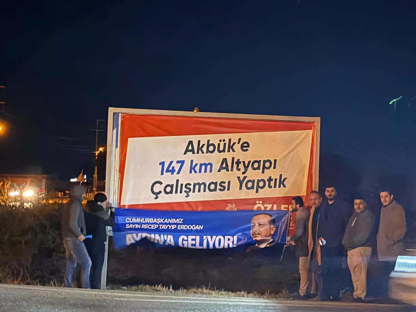 AK Parti Didim'den gece mesaisi: Cumhurbaşkanı Erdoğan'ın pankartları asıldı