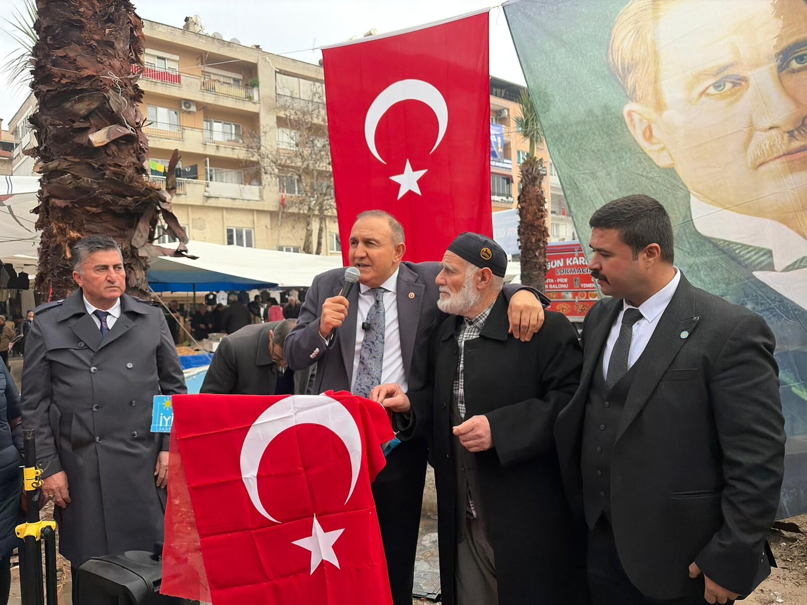 İYİ Parti İncirliova’da bayraklarla yürüdü