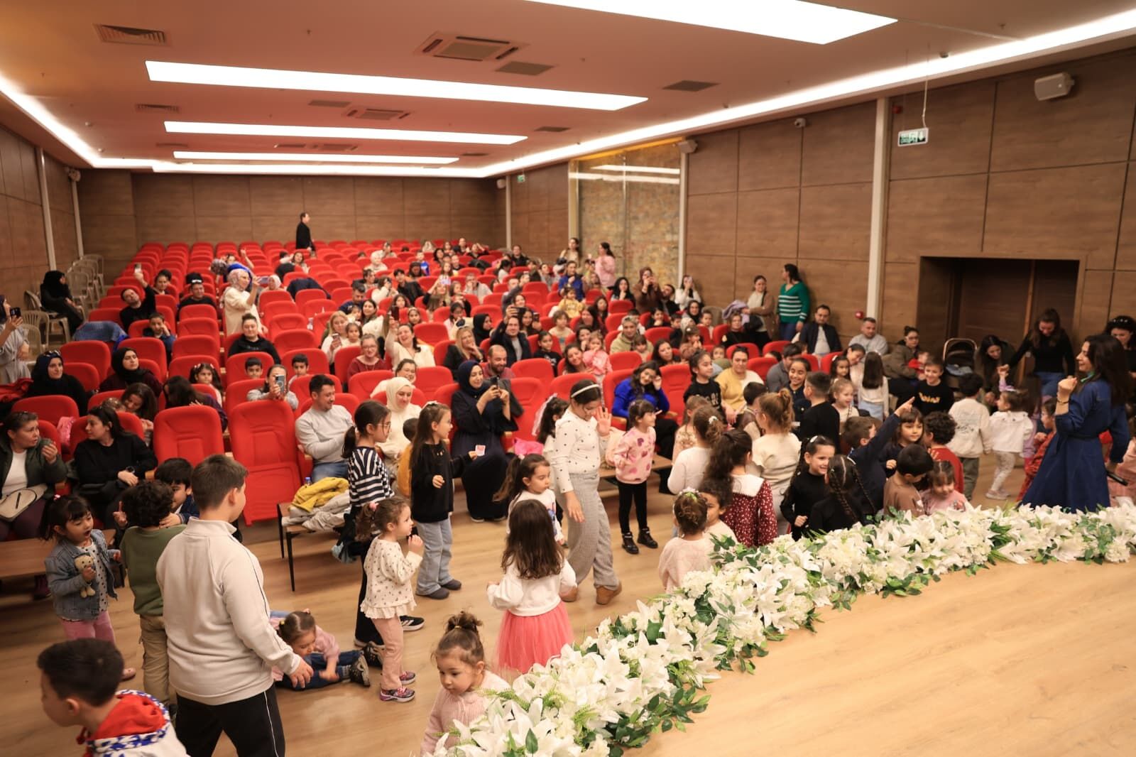 Yetişkin, çocukları tiyatroyla buluşturuyor