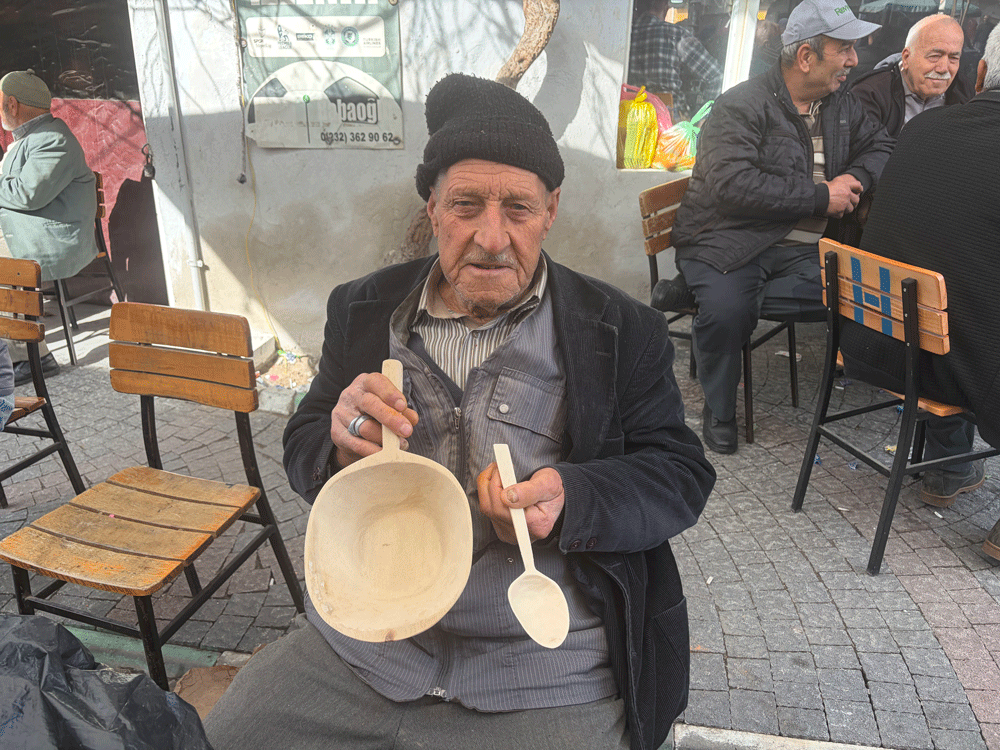 79 yaşındaki usta Koçarlı’da ahşaba hayat veriyor