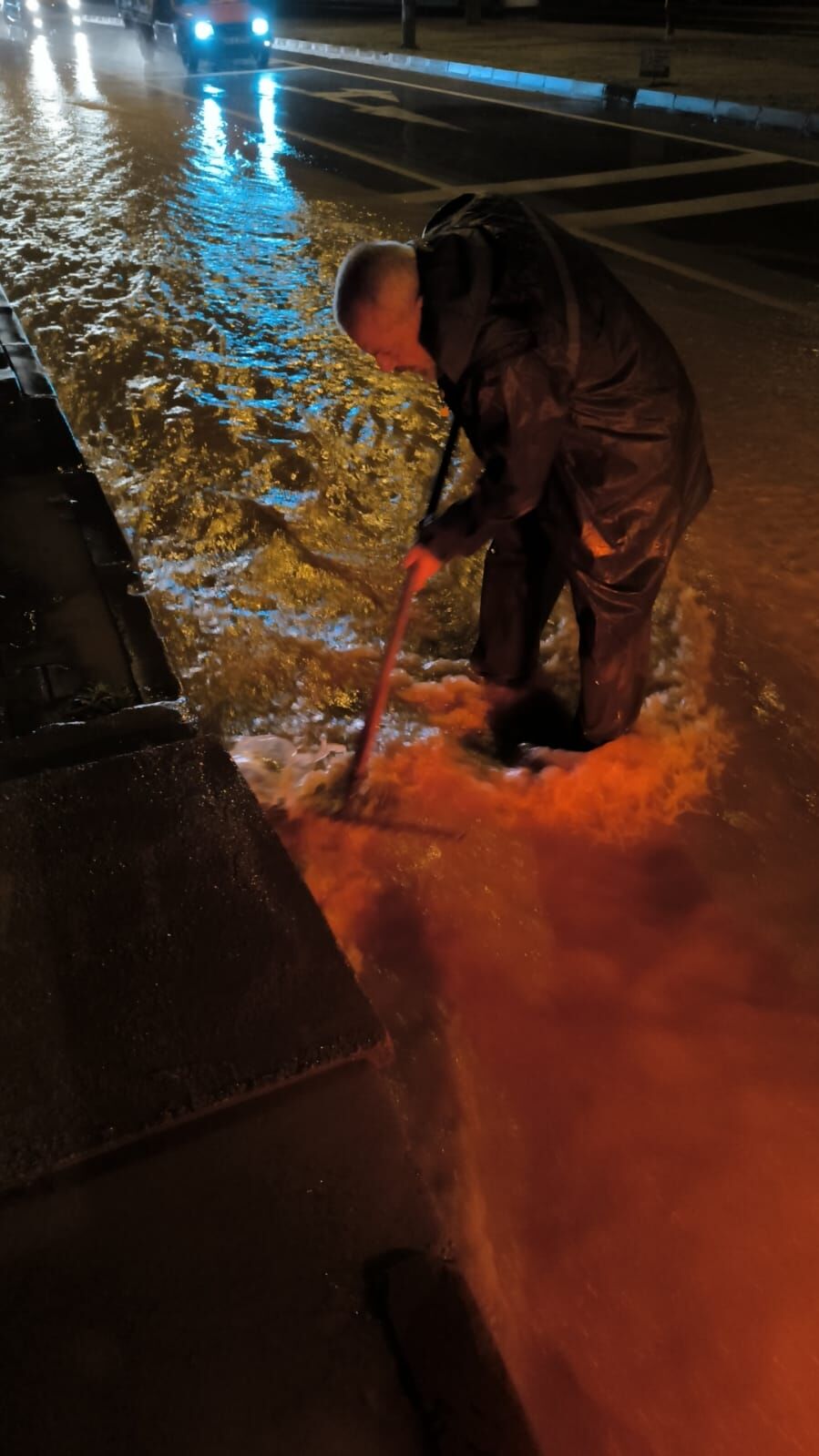 Kuşadası'nda ekipler teyakkuza geçti: Metrekareye 110 litre yağış düştü