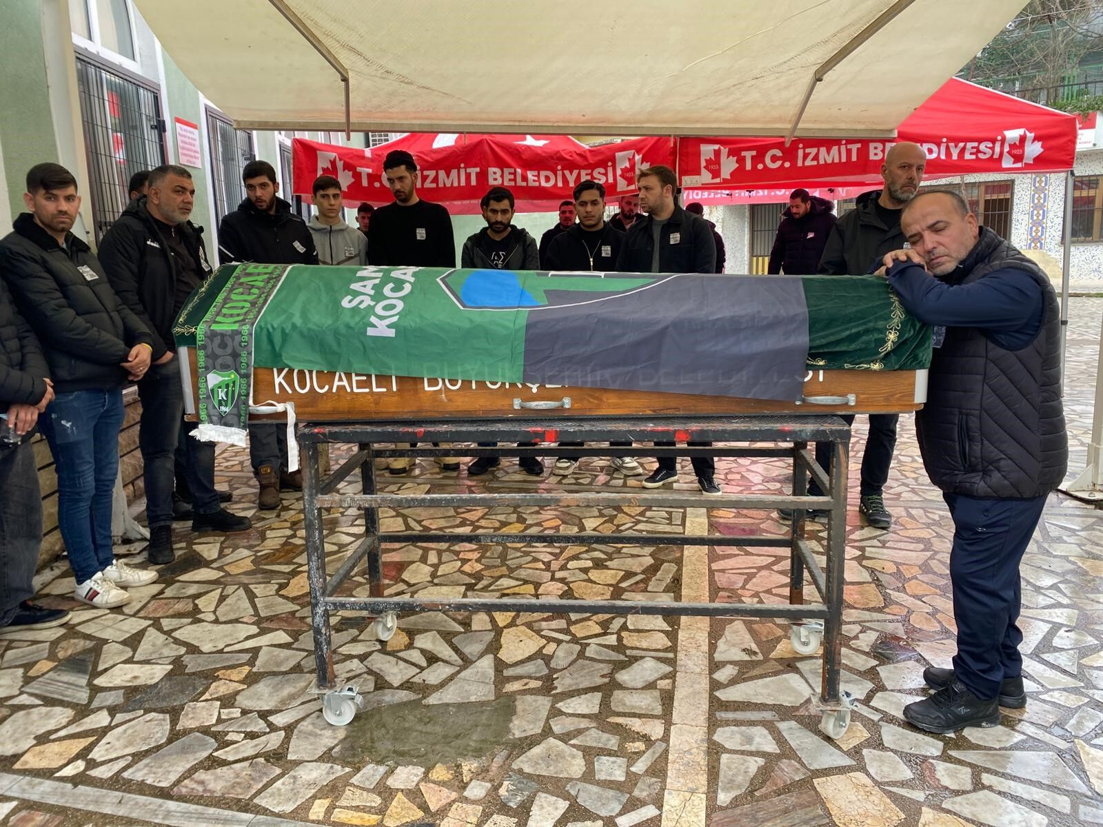 Tribünden düşüp ölen 20 yaşındaki genç, sonsuzluğa uğurlandı