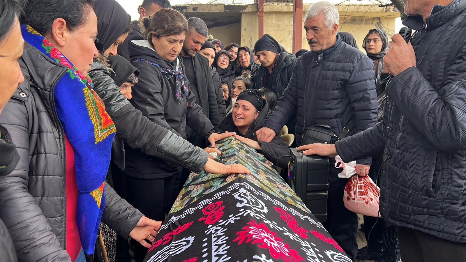 Boğularak öldürülen 2 çocuk annesi terzinin cenazesi toprağa verildi