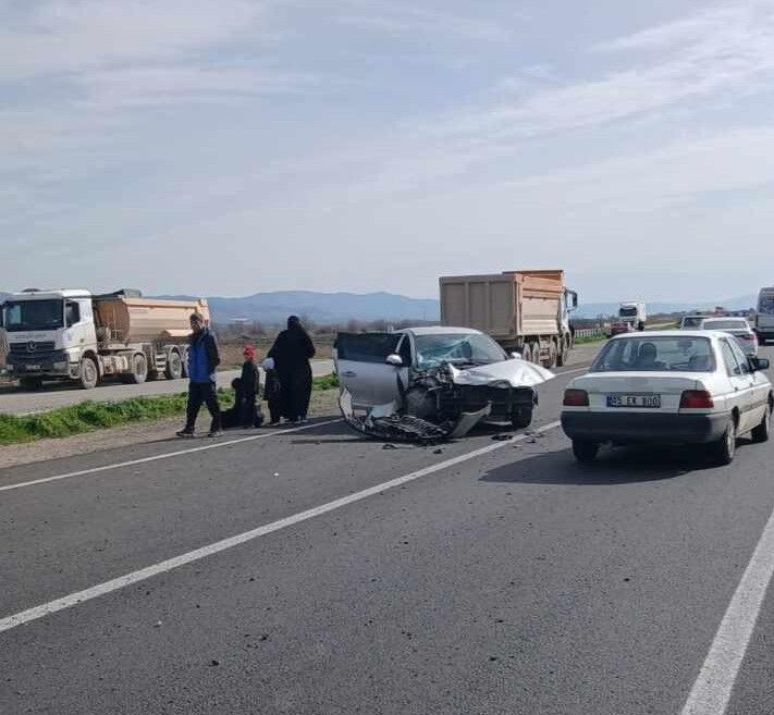 3 araç birbirine girdi: 1'i çocuk 5 yaralı