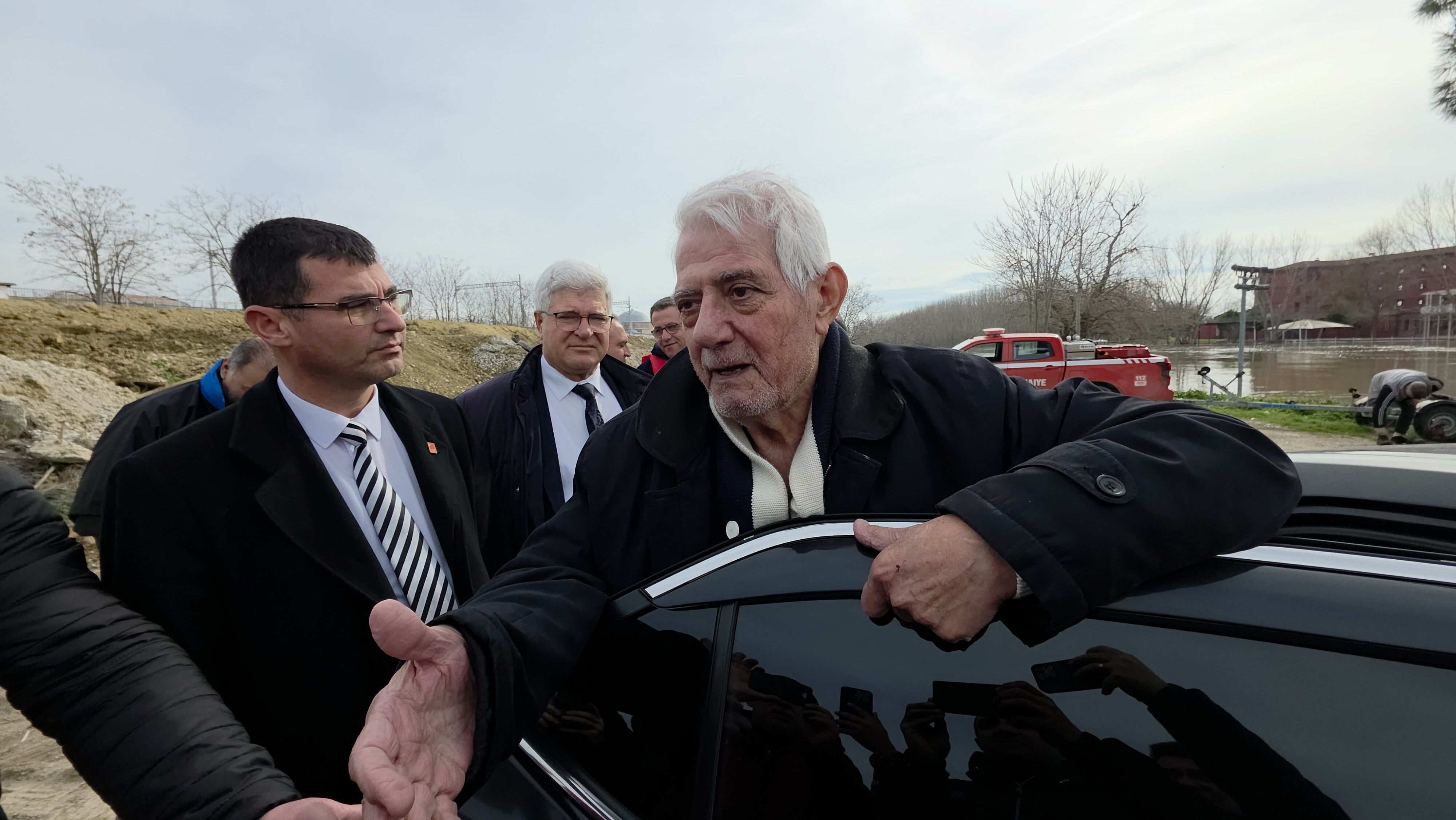 Sular yükselince mahsur kalan belediye başkanı botla tahliye edildi