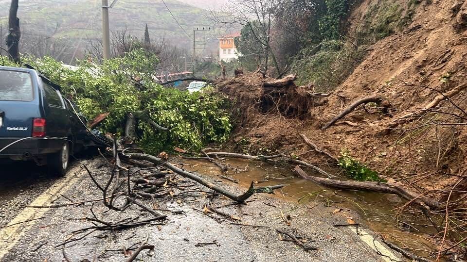 Aydın’a Komşu Ilçede Heyelan Araç Kullanılamaz Hale Geldi 3