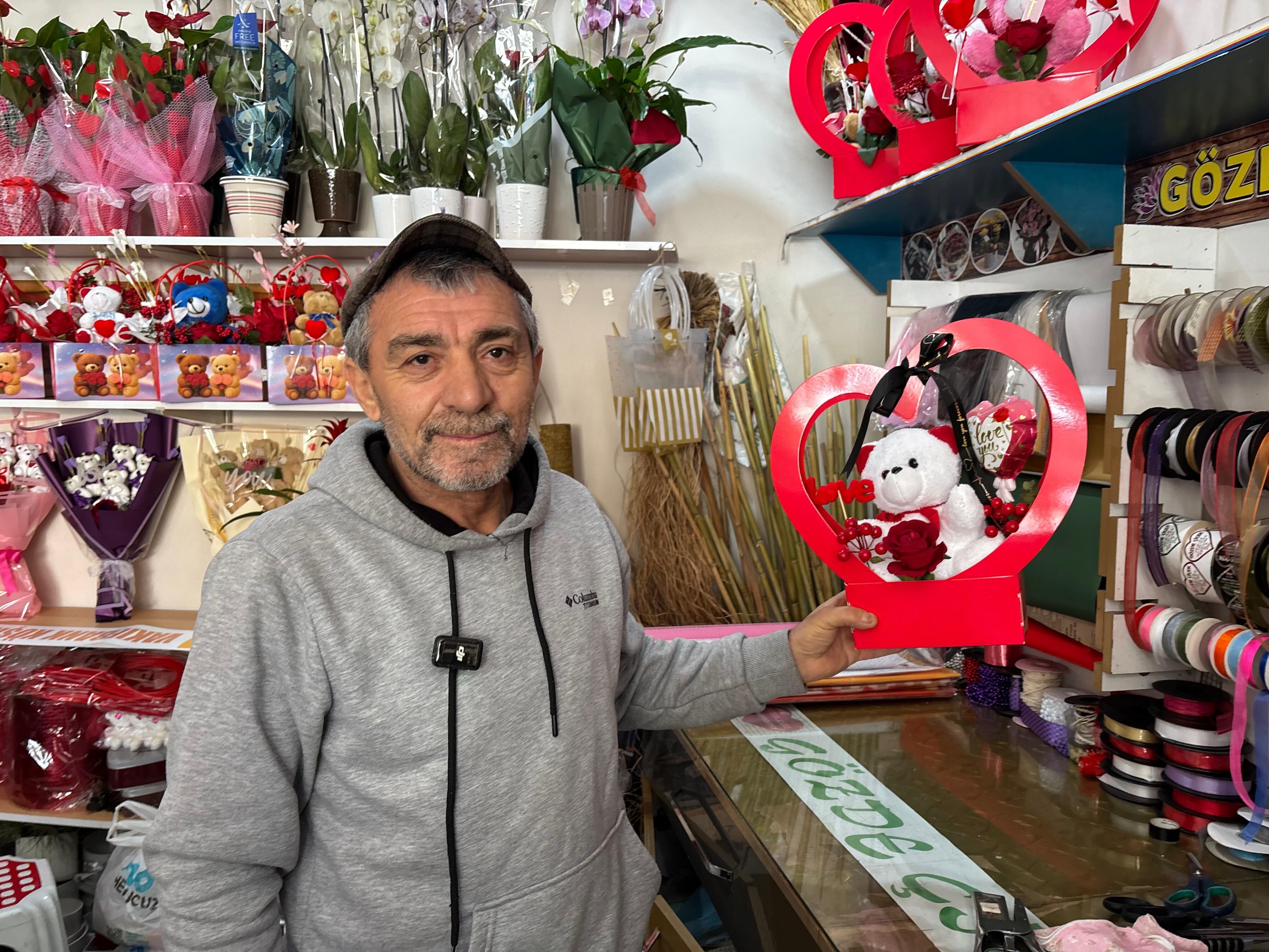 Aydın’da sevgililer günü hareketliliği: Emekli öğretmen özel çiçekler hazırladı