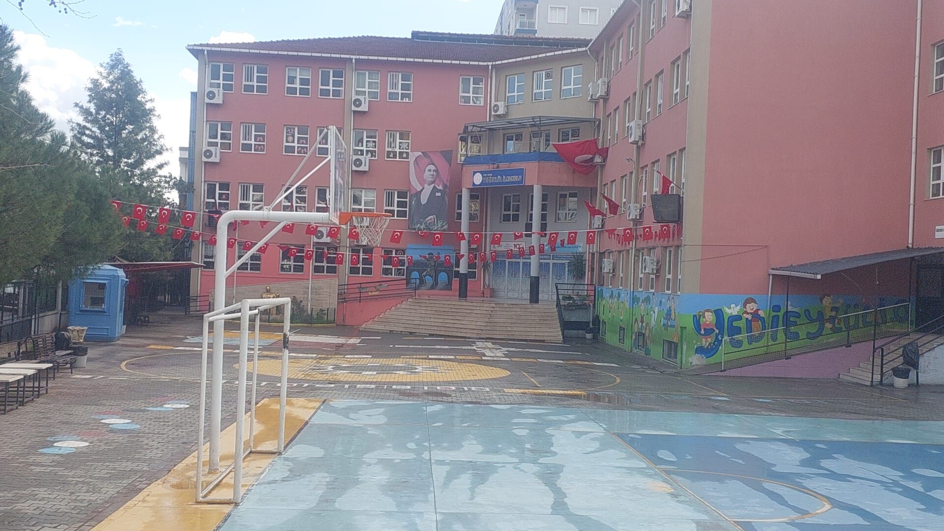 Aydın’daki 188 bin öğrenci ikinci döneme başlıyor: Efeler’deki okullar bayraklarla donatıldı