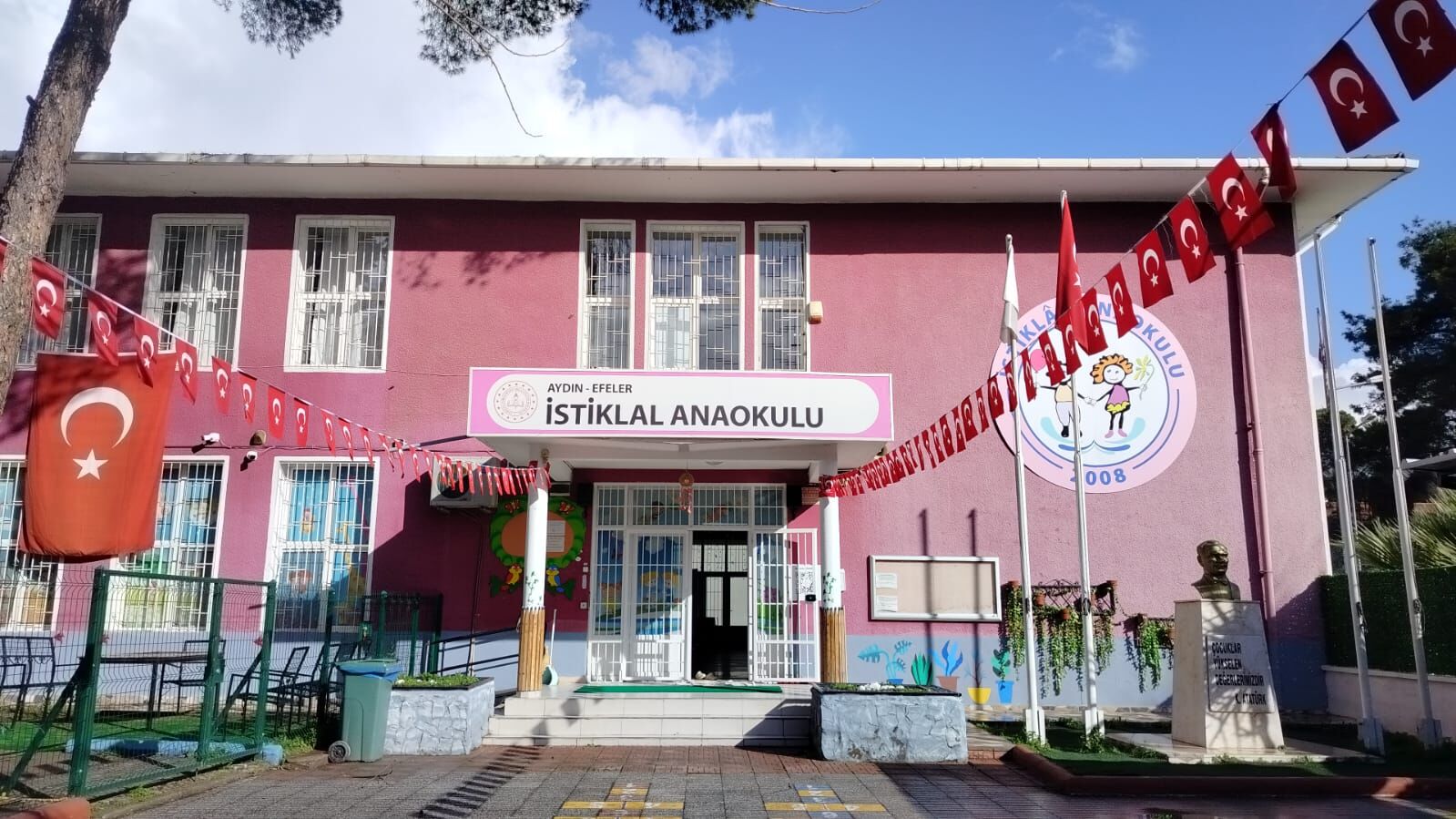 Aydın’daki 188 bin öğrenci ikinci döneme başlıyor: Efeler’deki okullar bayraklarla donatıldı