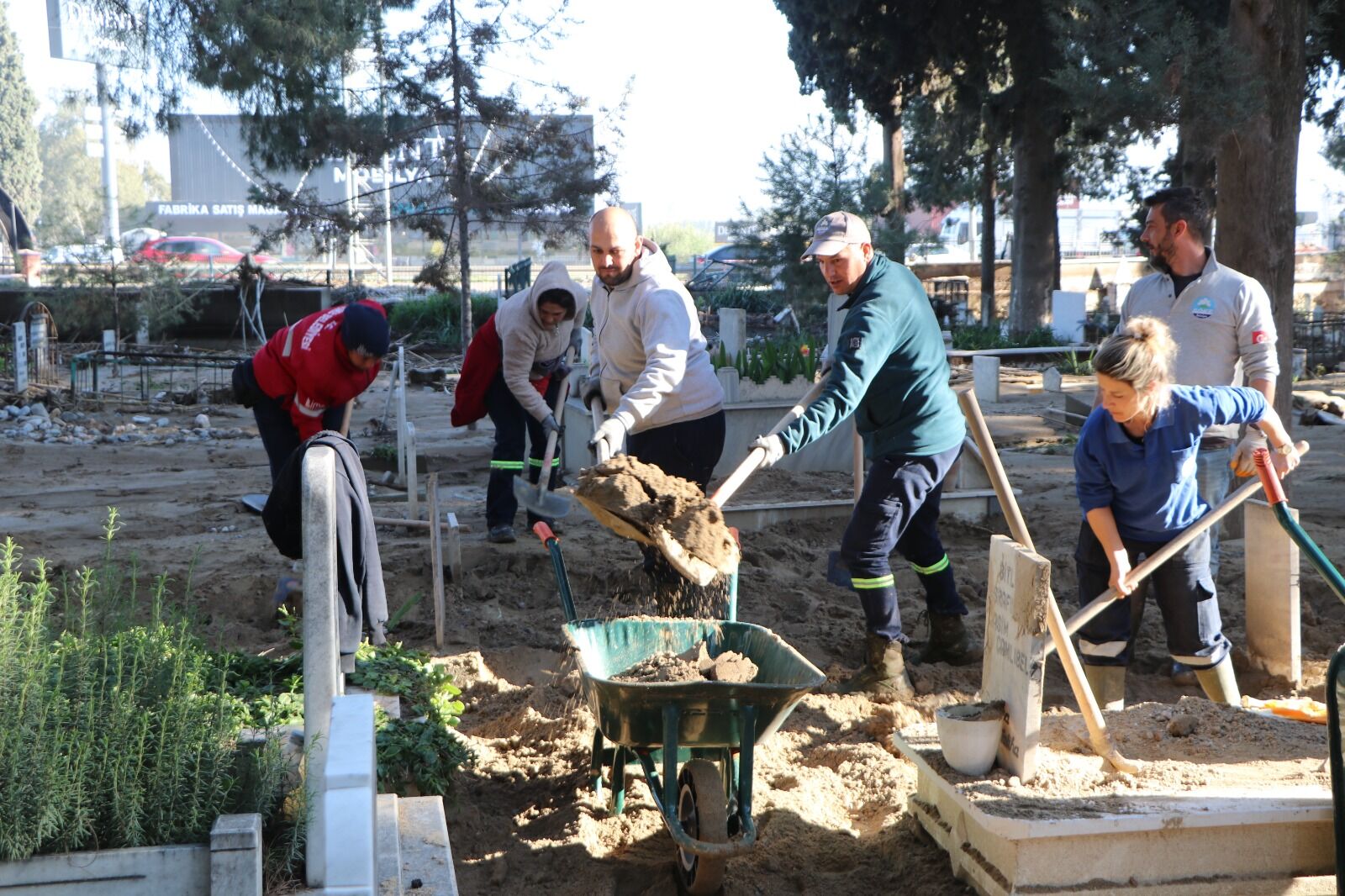 Aydindaki Sel Yasanan Mezarlikta Yogun Mesai Suruyor 641941 F6404779E30859319F63A27678D7972C