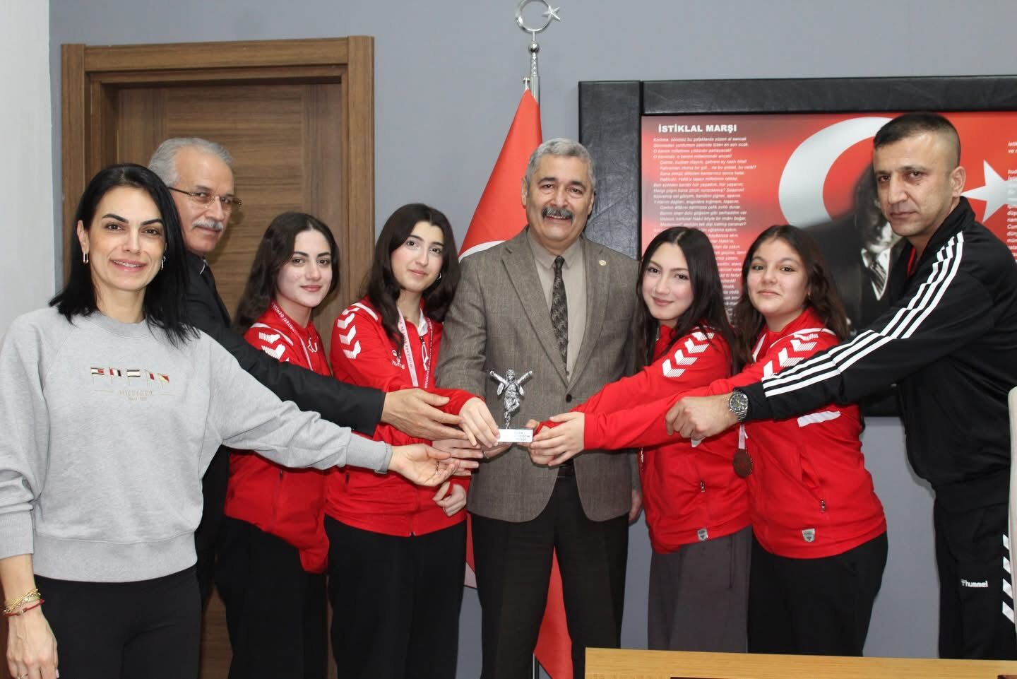 Aydinli Ogrencilerden Onemli Basari Basarili Ekipten Mudur Ozcana Ziyaret 639769 24D3054Baada7271Bae204132A88E837