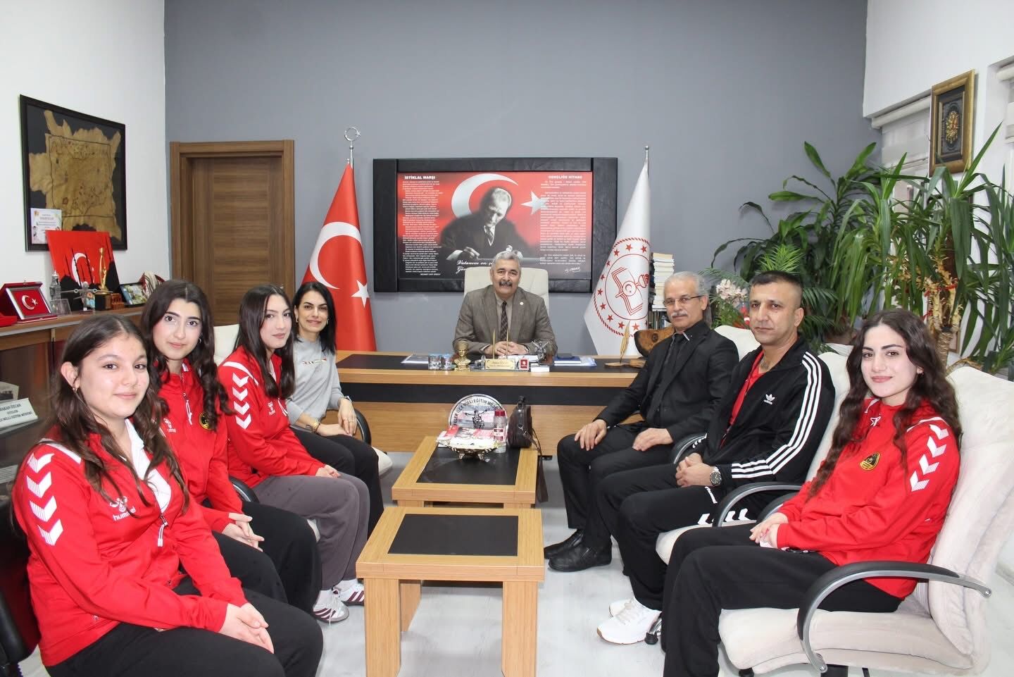 Aydinli Ogrencilerden Onemli Basari Basarili Ekipten Mudur Ozcana Ziyaret 639769 2D35C64C1F3Ee9Ddb4253Daff7Ae959B