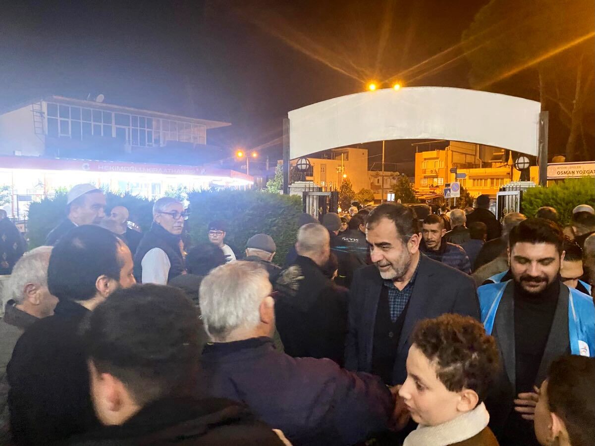 Baskan Erdem Teravih Sonrasi Vatandaslarla Bulustu 641014 43Bcbfb795C6Eba54C9C47Bd67Feff7E