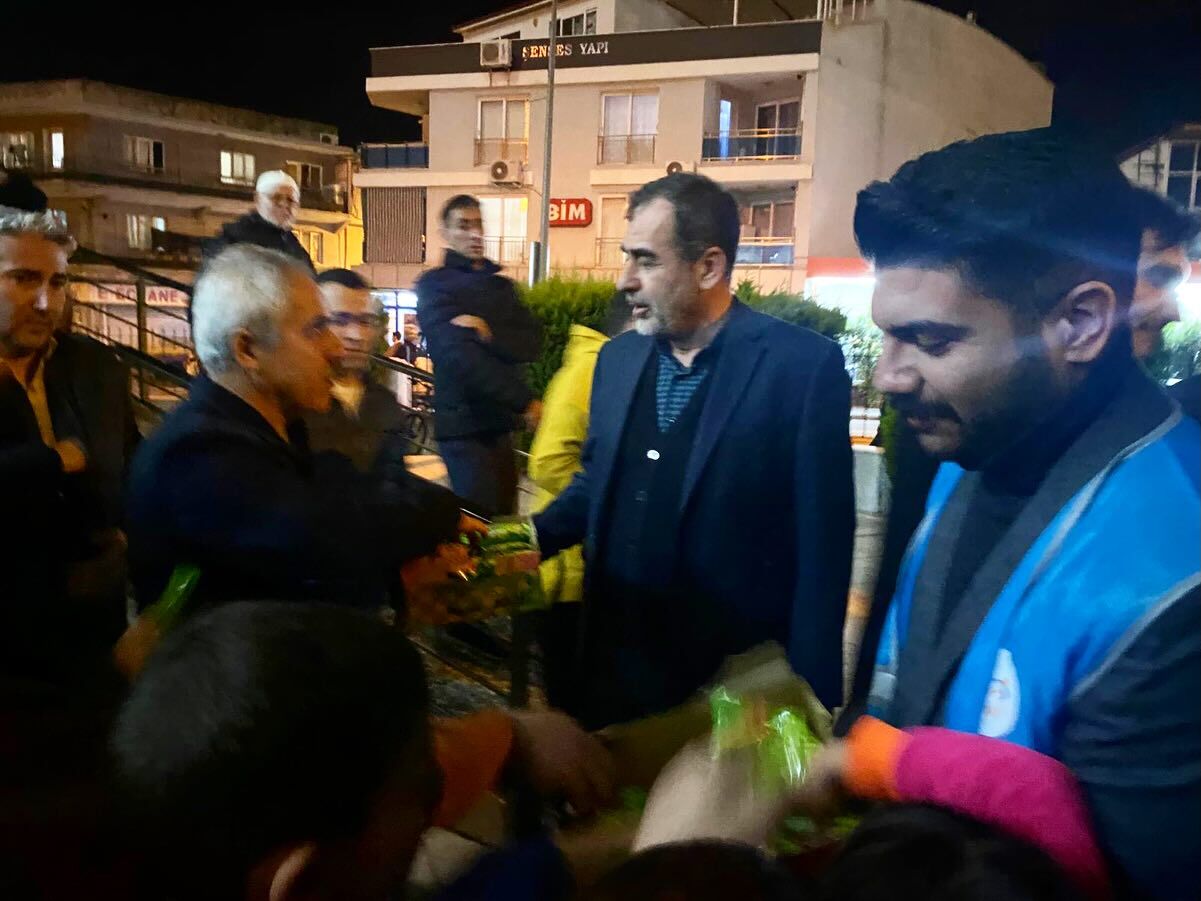 Baskan Erdem Teravih Sonrasi Vatandaslarla Bulustu 641014 85C4427012A12E83F1F6A1Bbb5045908