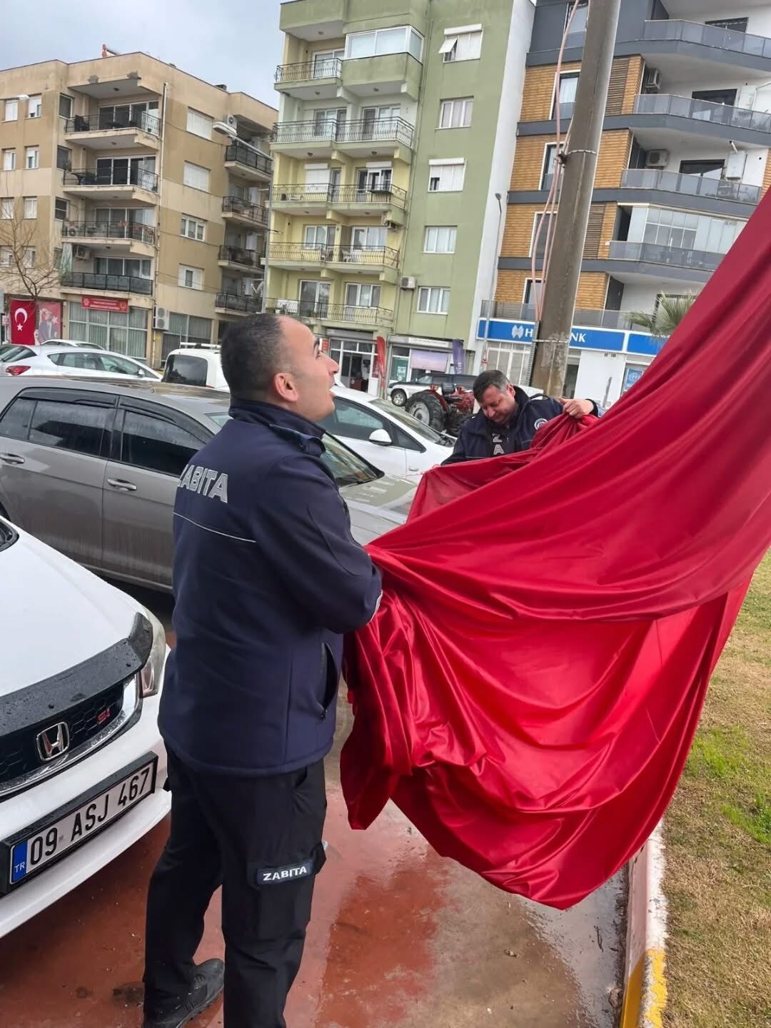 Germencik’te milli değerlere yakışır hareket: Yıpranan Türk bayrakları yenilendi