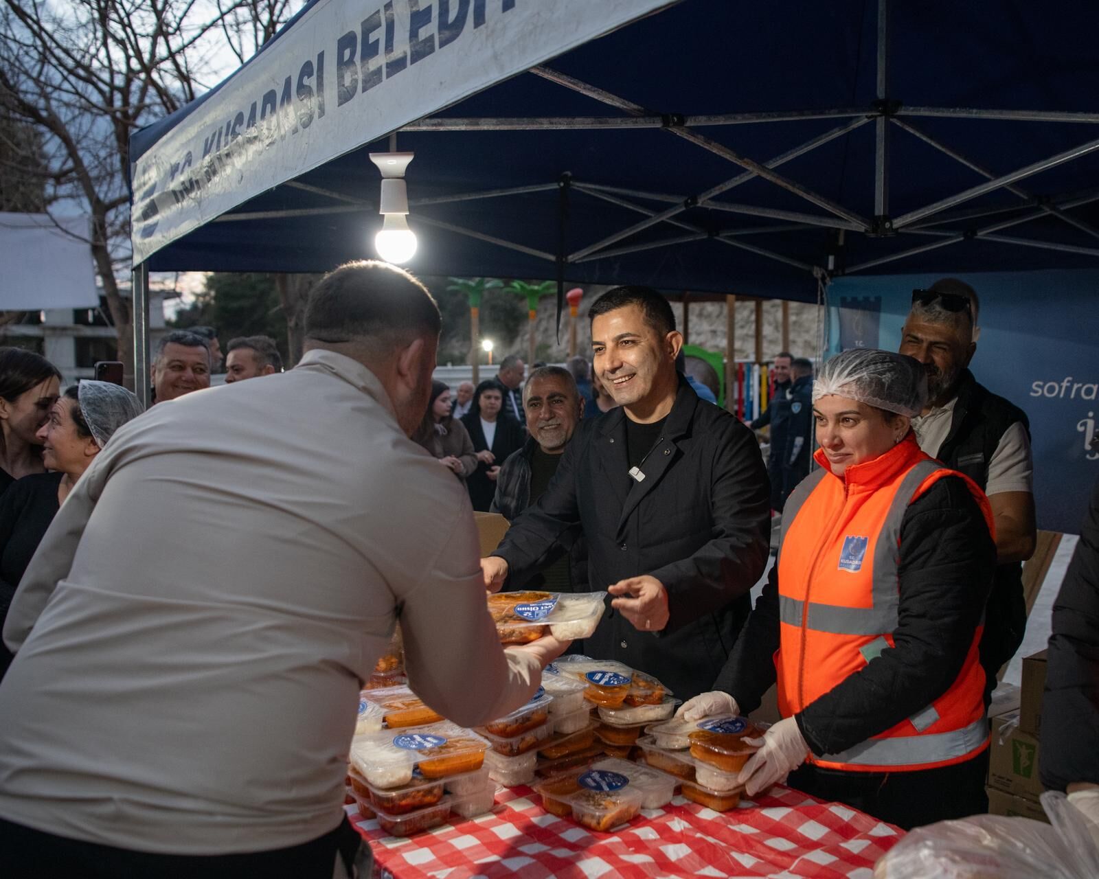 Kusadasi Belediyesi Iftar Gunlerinin Ilki Ikicesmelik Mahallesinde Duzenlendi Baskan Omer Gunel Binlerce Hemsehrisini Iftar Sofrasinda Bulusturdu 641013 45080Deb47982Cb16F239Cf620D042F2