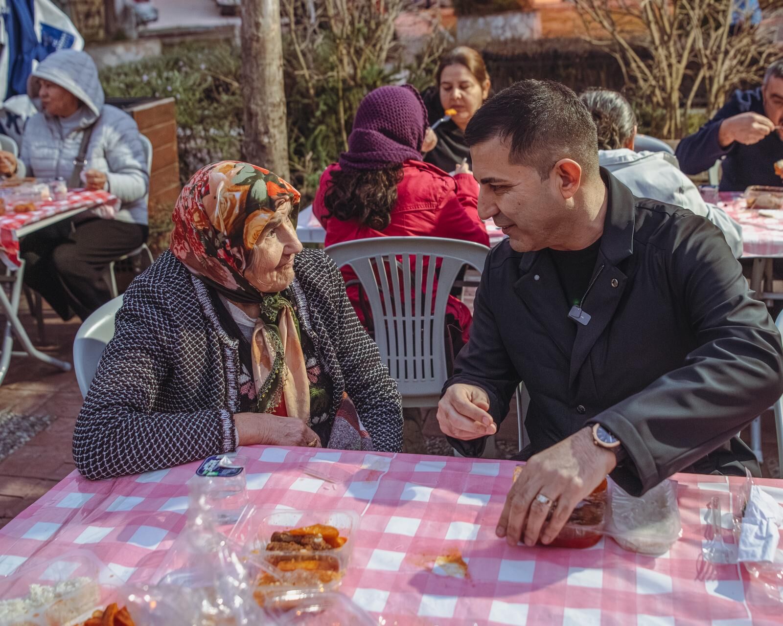 Kusadasi Belediyesi Iftar Gunlerinin Ilki Ikicesmelik Mahallesinde Duzenlendi Baskan Omer Gunel Binlerce Hemsehrisini Iftar Sofrasinda Bulusturdu 641013 63858315534A9270152C2Af8Aab50Ae2