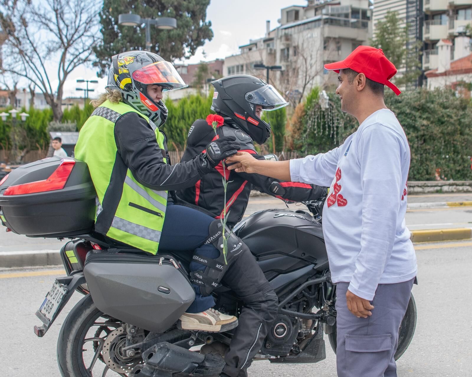 Kusadasinda Cop Kamyonu Sevgi Dagitti 638922 78A290909868A41Affa51370424C67B9