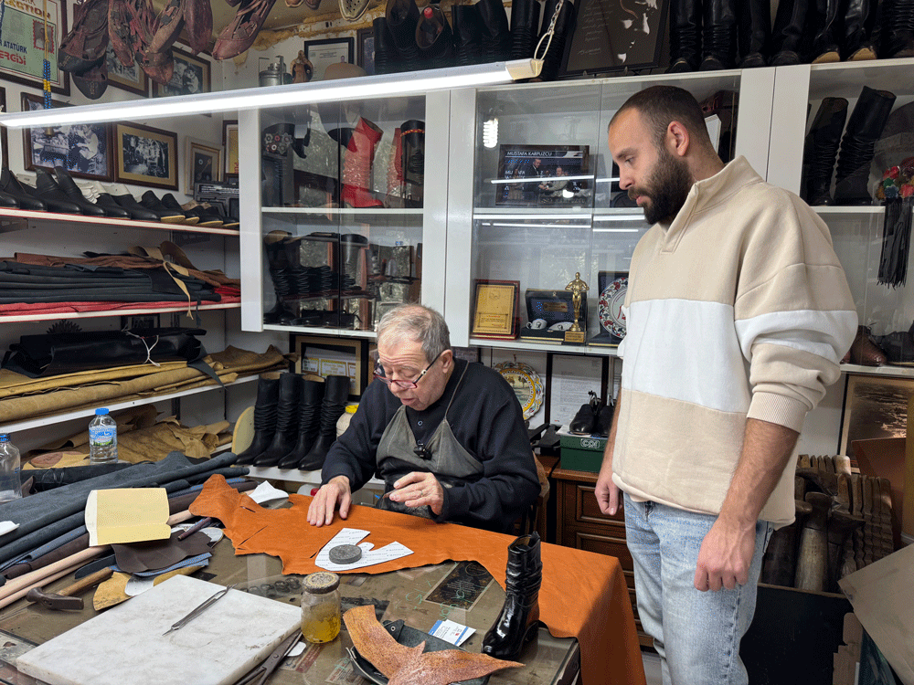 Kuşadası’nın körüklü çizme ustası Mustafa Karpuzcu’ya “Yaşayan İnsan Hazinesi” onuru