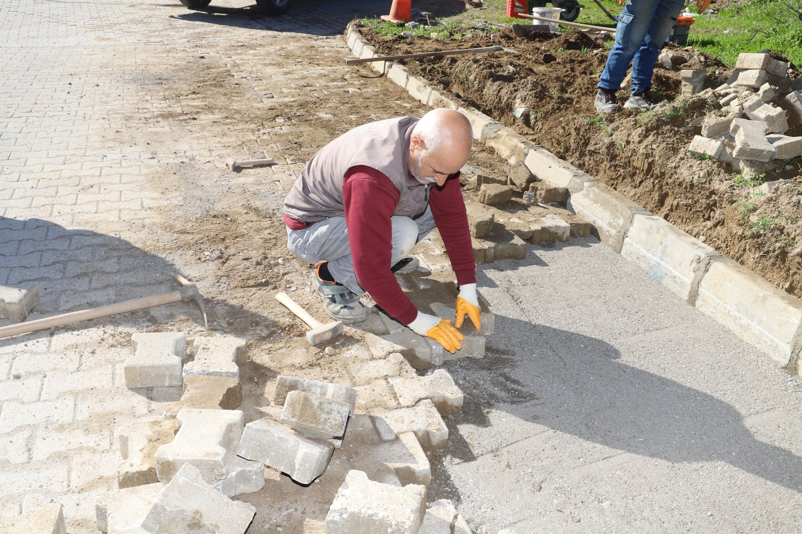Nazillide Yol Seferberligi Bozulan Parkeler Yenileniyor 640807 175F990Caeb25B10C06810F4Bc6Ddc17
