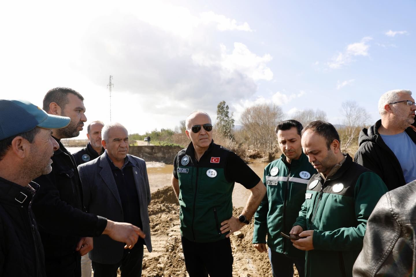 Söke Sarıçay’da taşkınlara karşı müdahale sürüyor: Müdür Çınar çalışmaları yerinde inceledi