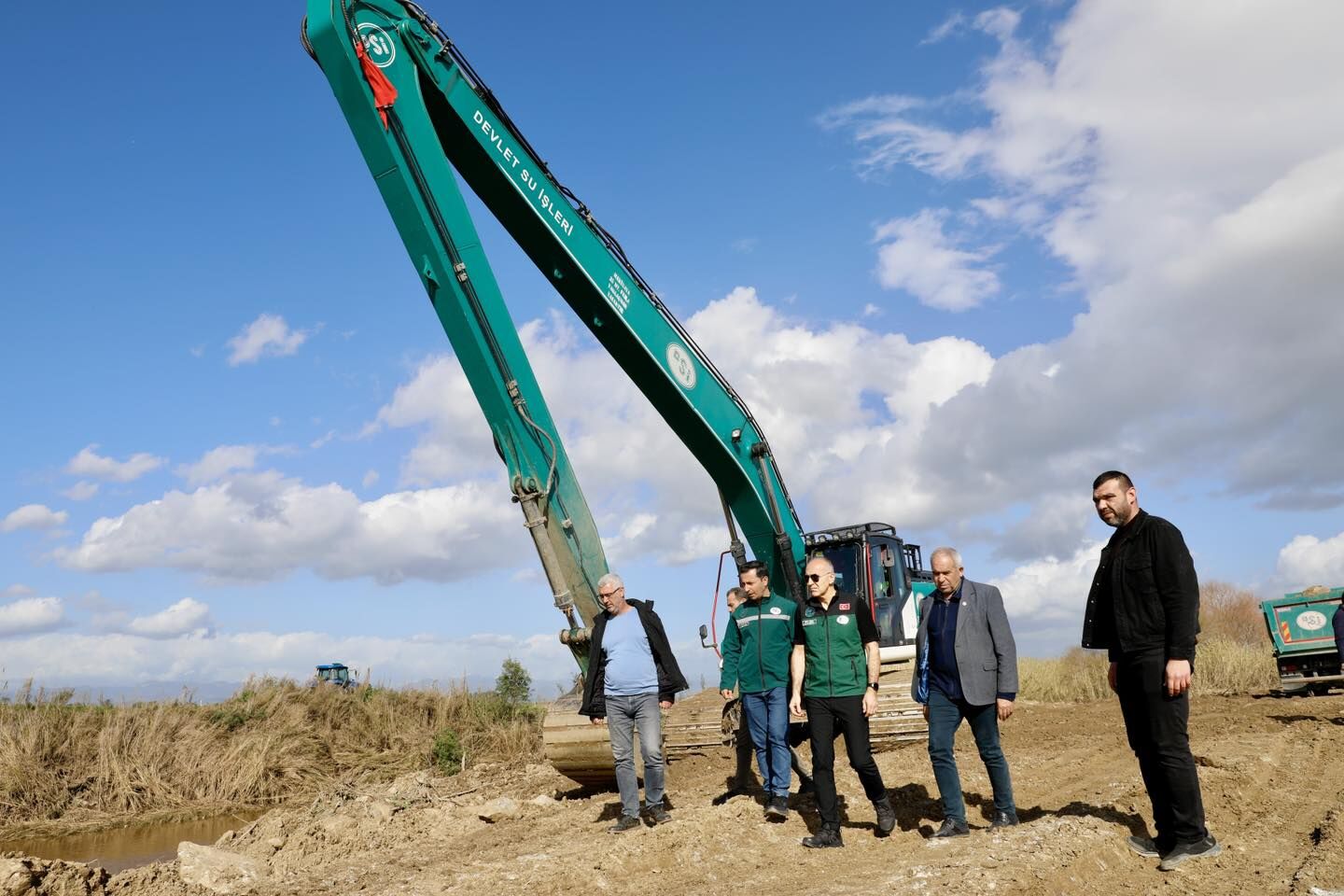 Söke Sarıçay’da taşkınlara karşı müdahale sürüyor: Müdür Çınar çalışmaları yerinde inceledi