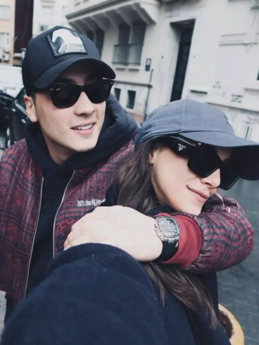 Uzak Şehirin Zerrin Ve Kayası Sevgilimi