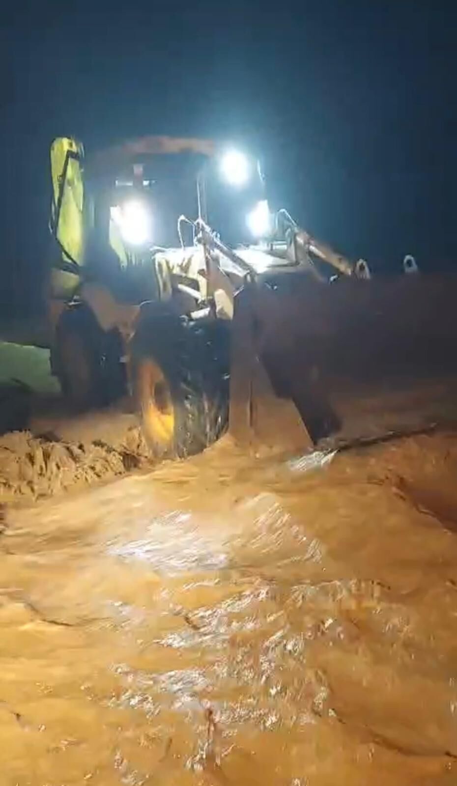 Sağanak yağış İncirliova’yı vurdu! Mahsur kalan aileyi ekipler kurtardı