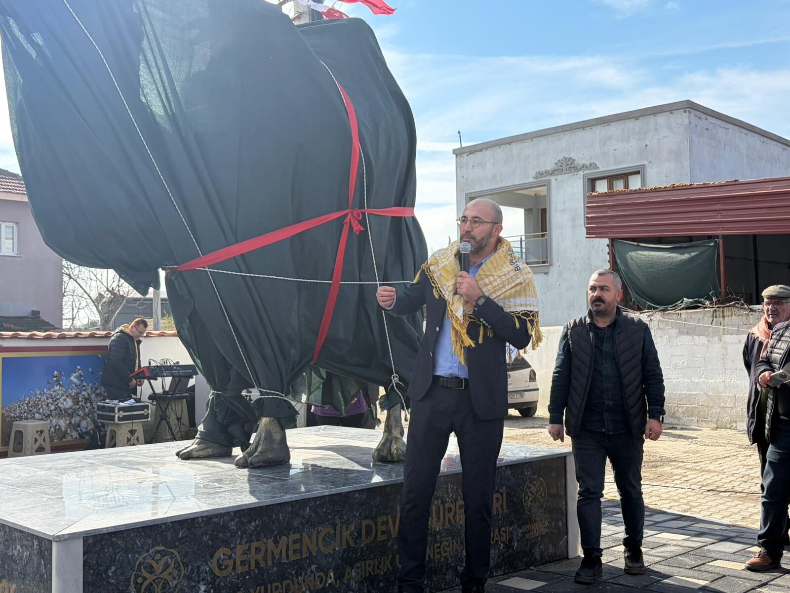 Turanlar’da Deve Heykeli çoşkuyla açıldı